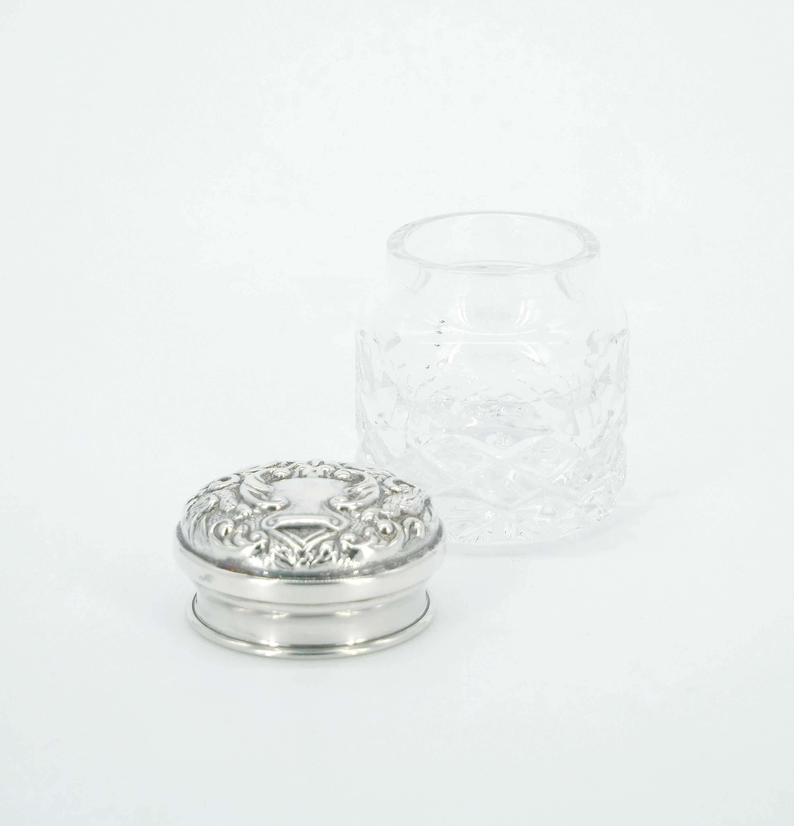 Tauchen Sie Ihren Raum in den Charme des 19. Jahrhunderts mit dieser exquisiten englischen Sterling Silber Deckel und geschliffenem Glas abgedeckt Stück. Dieses bedeckte Gefäß ist ein Zeugnis für die Kunstfertigkeit seiner Zeit. Der Deckel ist aus