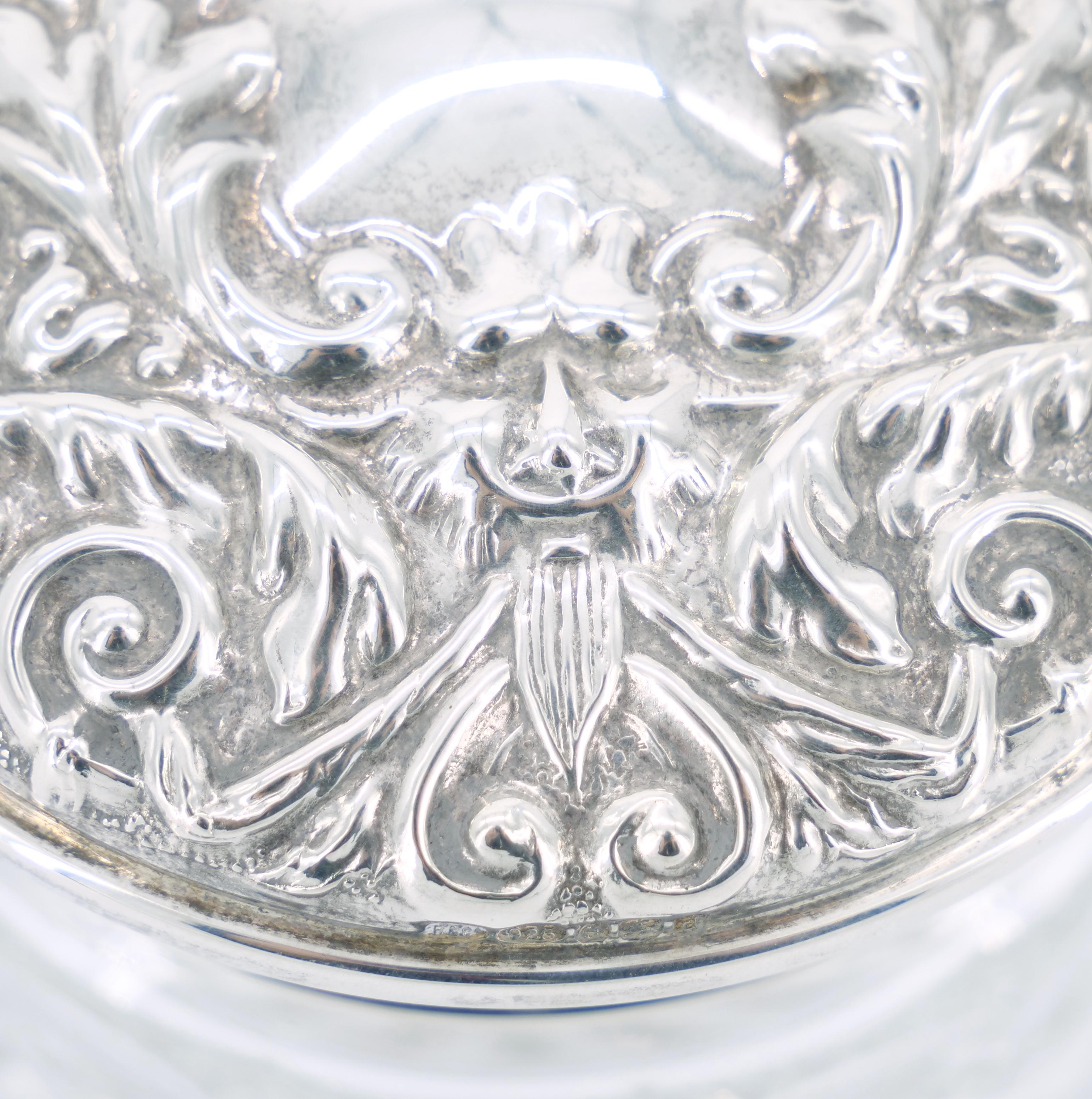 Gravé Plateau à couvercle en argent sterling du 19ème siècle / Pièce recouverte de verre taillé en vente