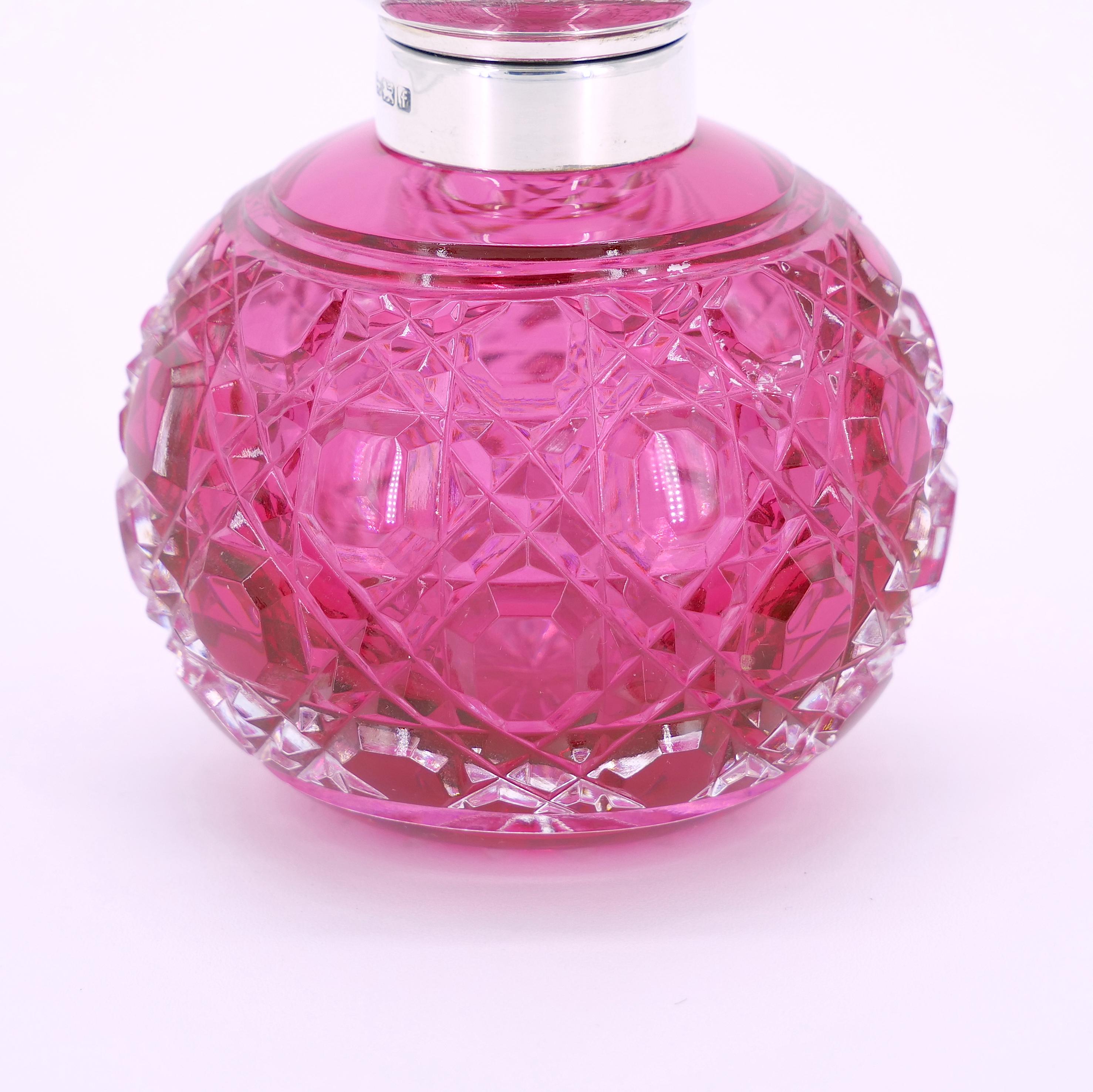 Édouardien Flacon de parfum anglais du 19ème siècle en argent sterling/verre taillé en canneberge en vente