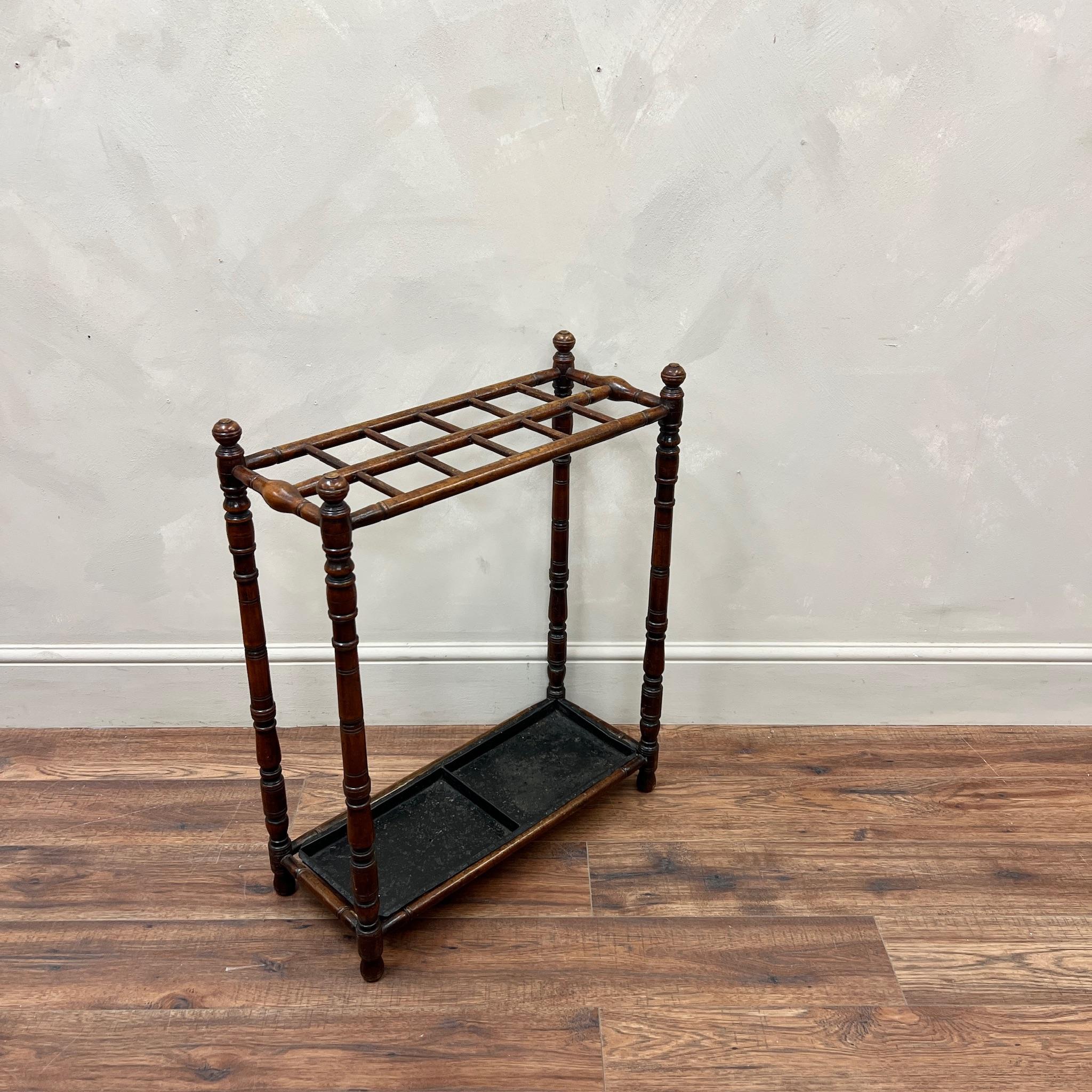 Merveilleux  Support à bâtonnets avec 12 compartiments et plateau d'égouttage.
Belle coloration et patine du bois.
Très robuste et solide 

Angleterre, vers 1840.

Hauteur : 76,5 cm
Largeur : 61 cm
Profondeur : 26cm
Veuillez envoyer un message si
