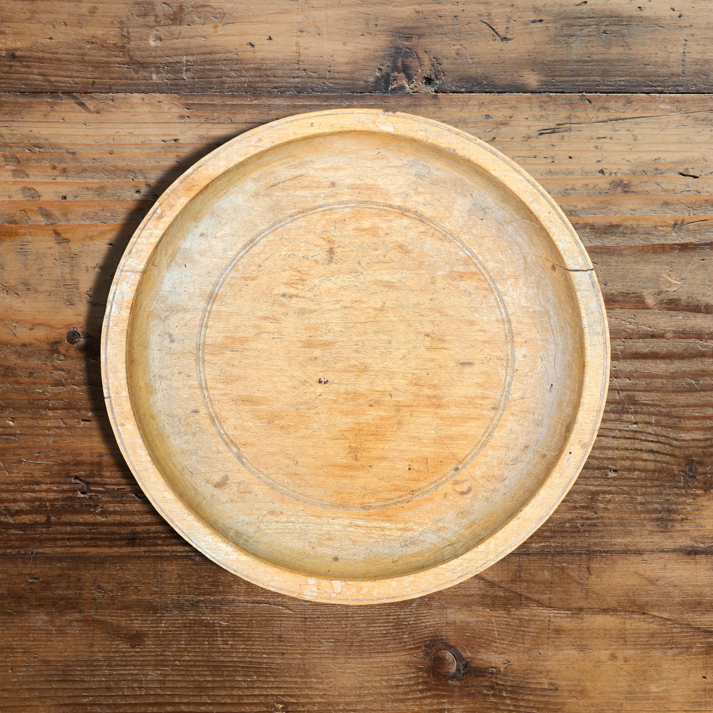 A fantastic 19th century English sycamore treen bowl with simple incised line decorations around the rim and on the interior bottom of the bowl.