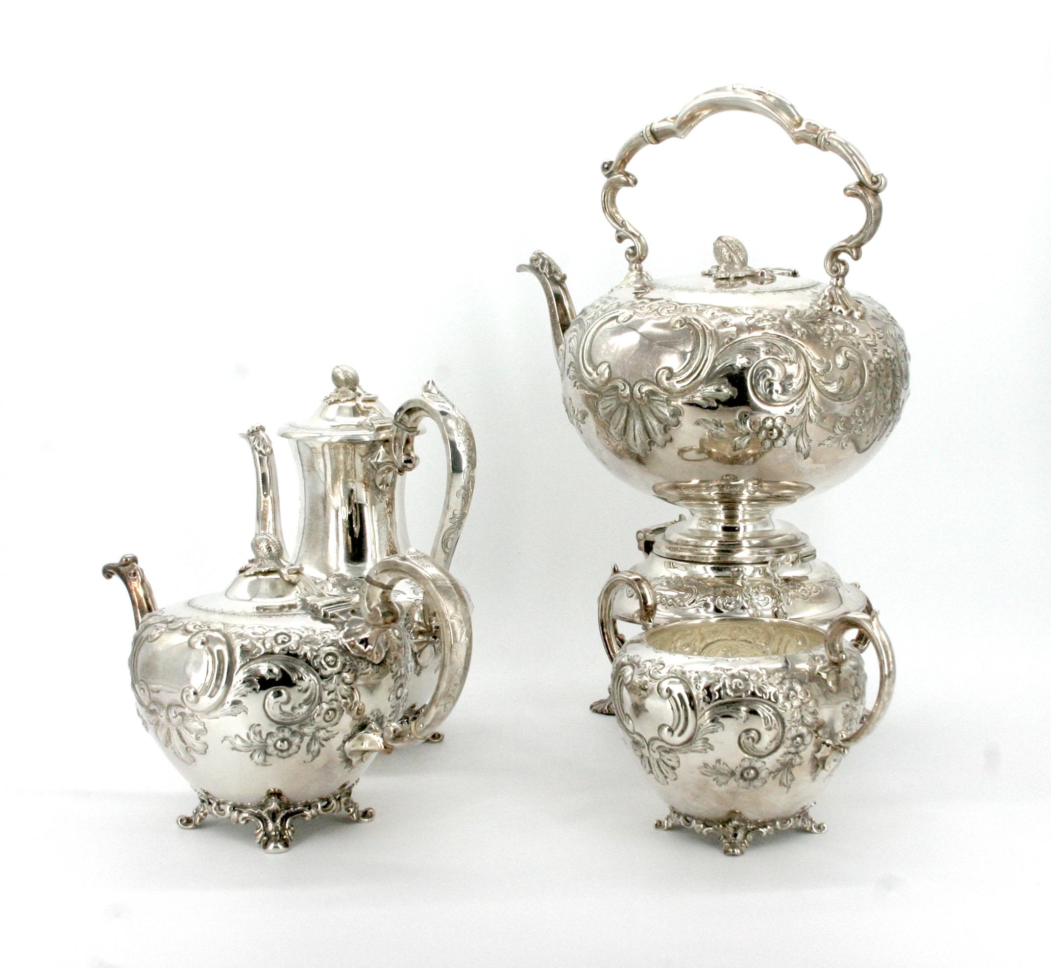 Englisches Sheffield-Silbergeschirr aus dem frühen 19. Jahrhundert, fünfteiliges Tee-/Kaffeeservice. Die Kaffee-/Teekanne weist außen komplizierte Blumendetails und eine Tatze auf. Das Set enthält einen großen Wasserkessel 16