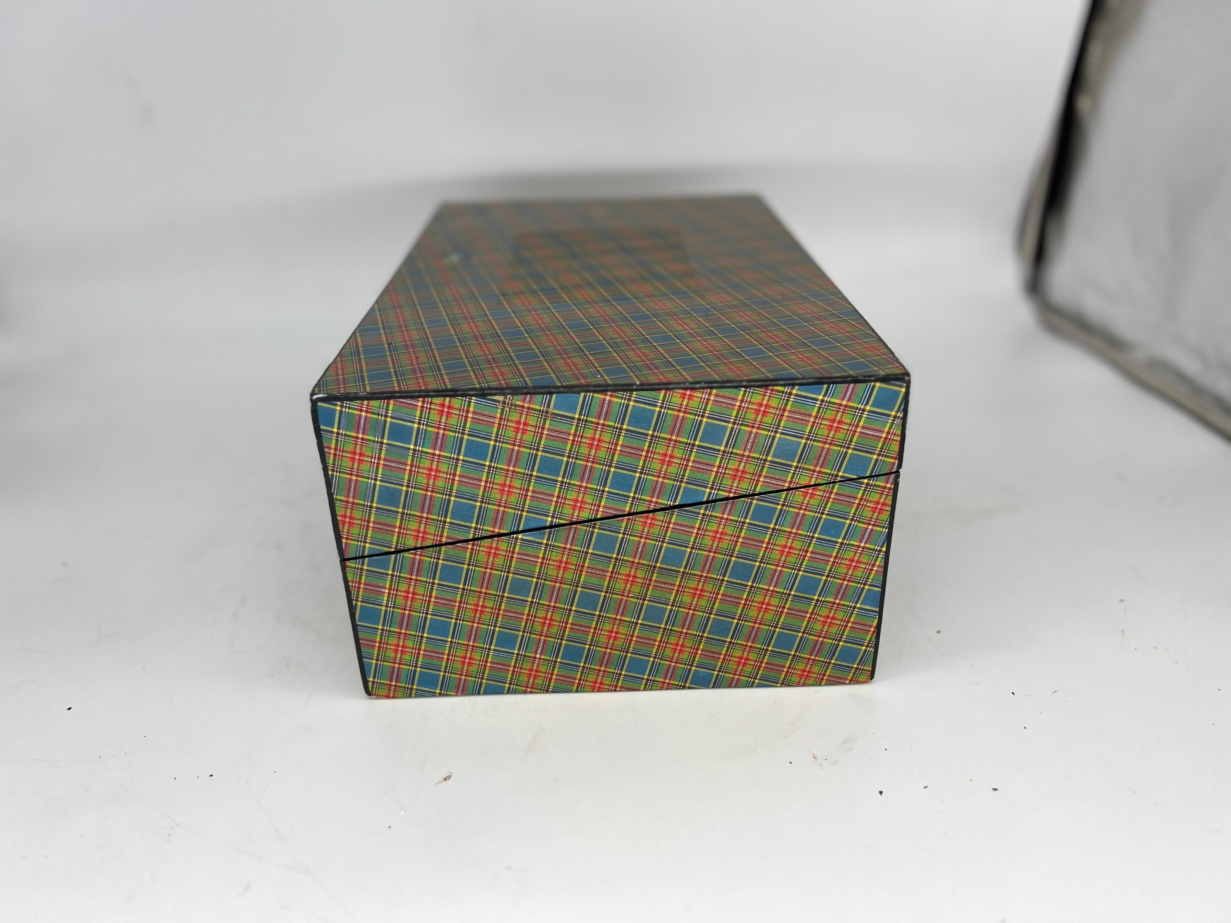 Bureau de travail du 19e siècle en cuir gaufré, recouvert de tissu écossais. en vente 2