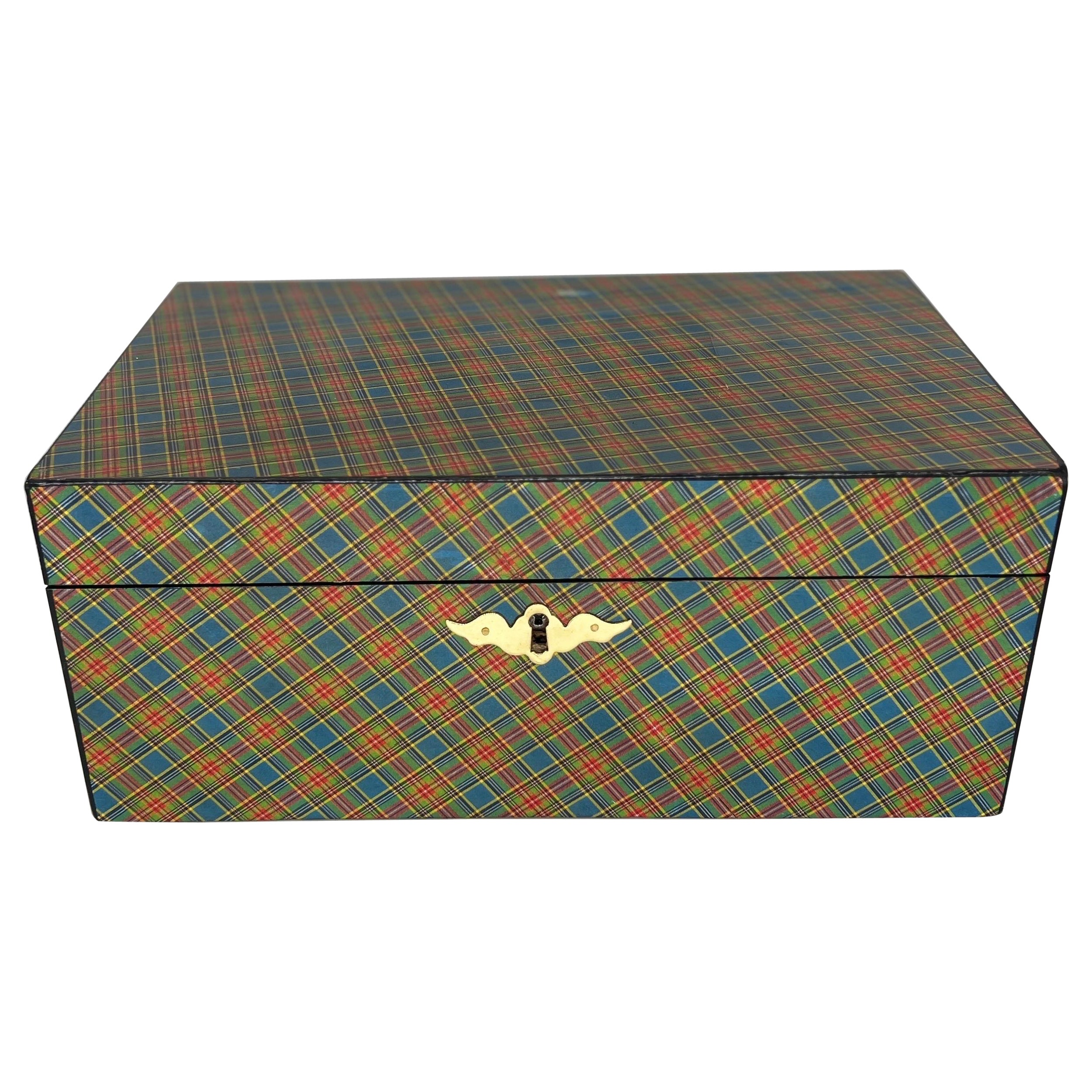 Scrivania inglese del 19° secolo con rivestimento in tartan e pelle goffrata