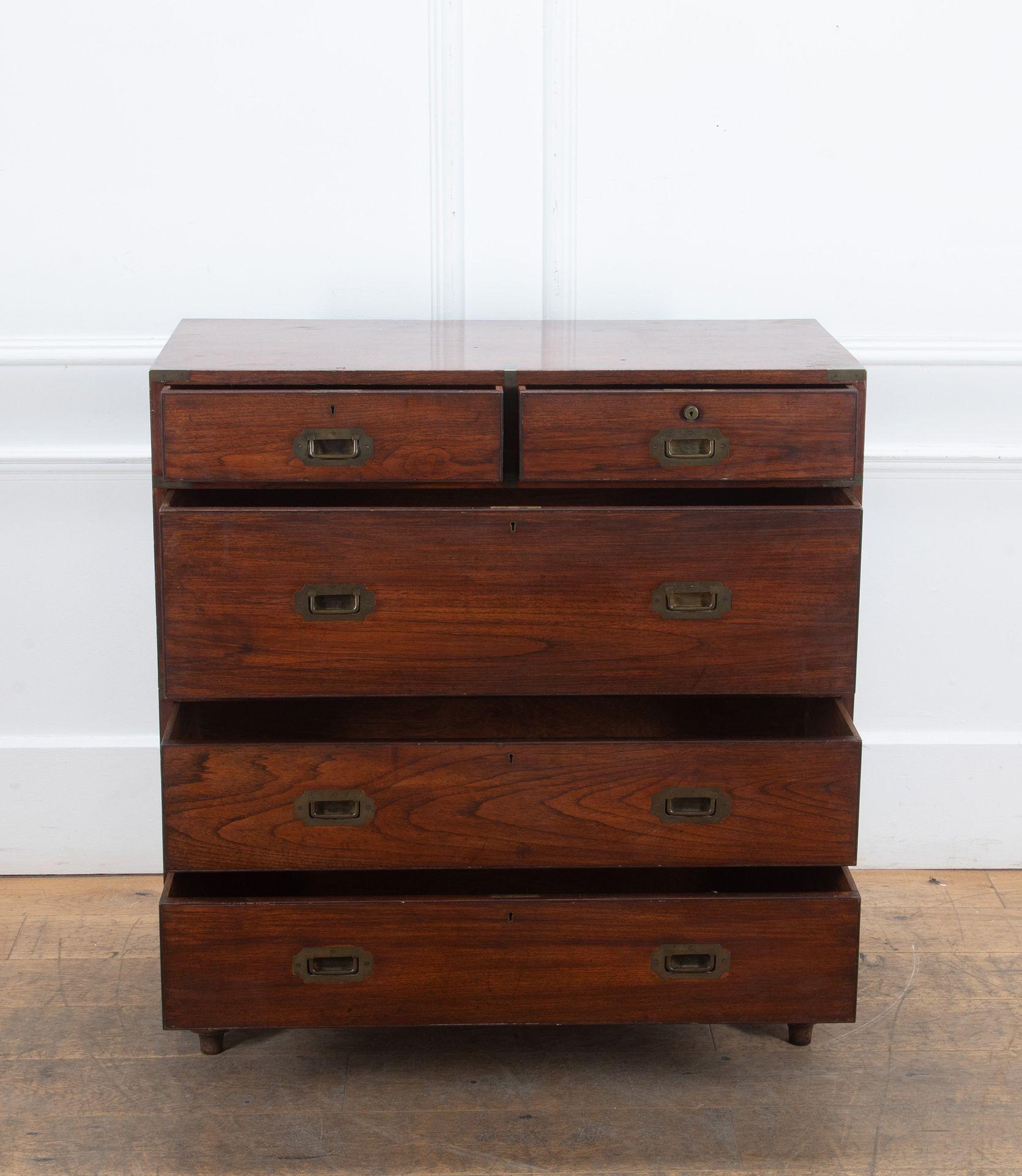 Cassettiera da campagna inglese in teak del XIX secolo.
Due sezioni con piedini a bussola e lavorazione originale in ottone.
Con una bella patina.