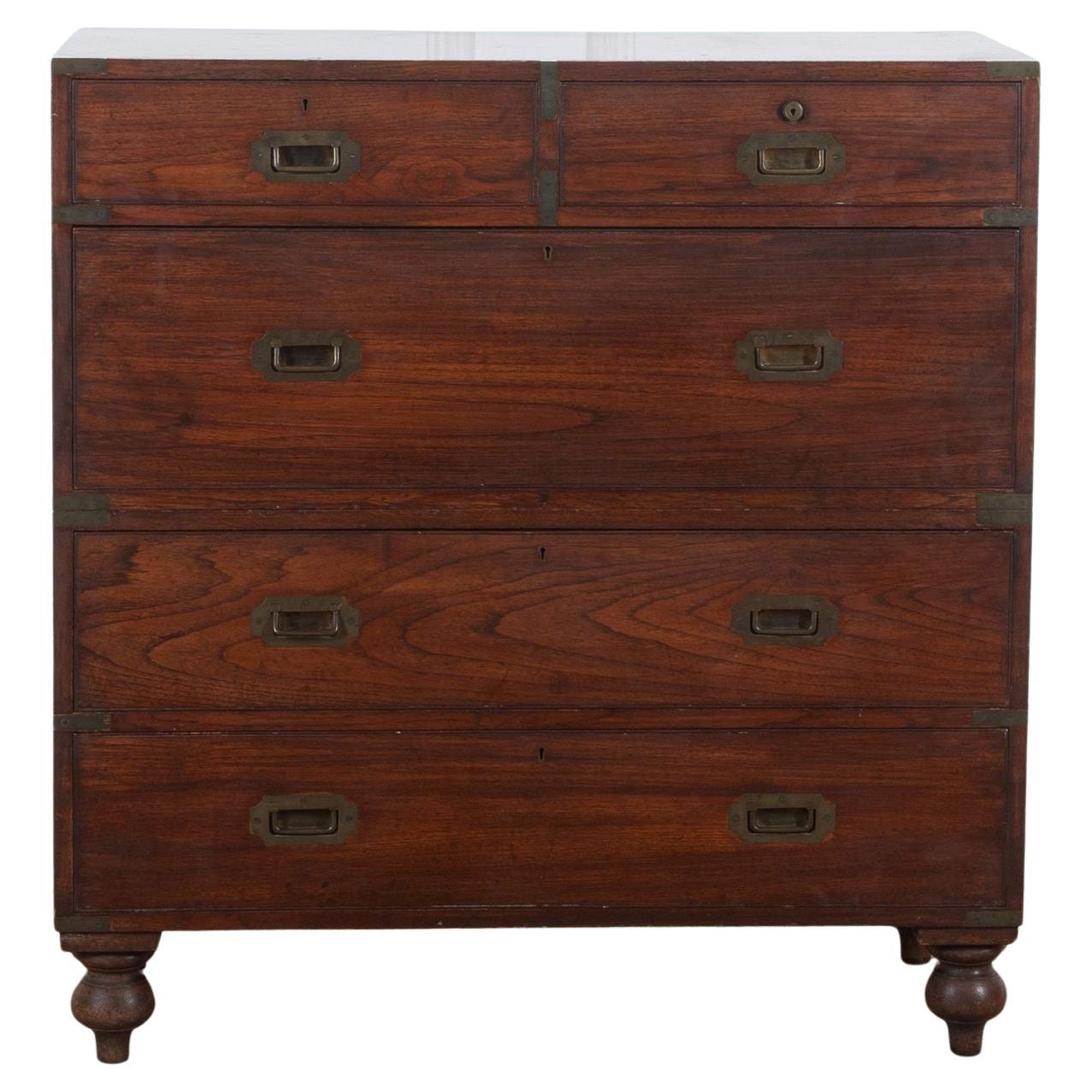 Cassettiera Campaigner in teak inglese del XIX secolo