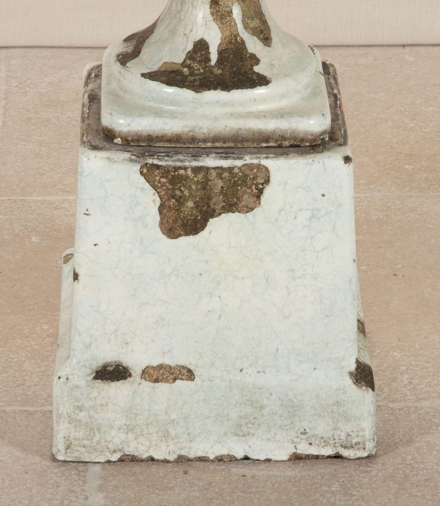 Urna de terracota inglesa del siglo XIX sobre pedestal en venta 7