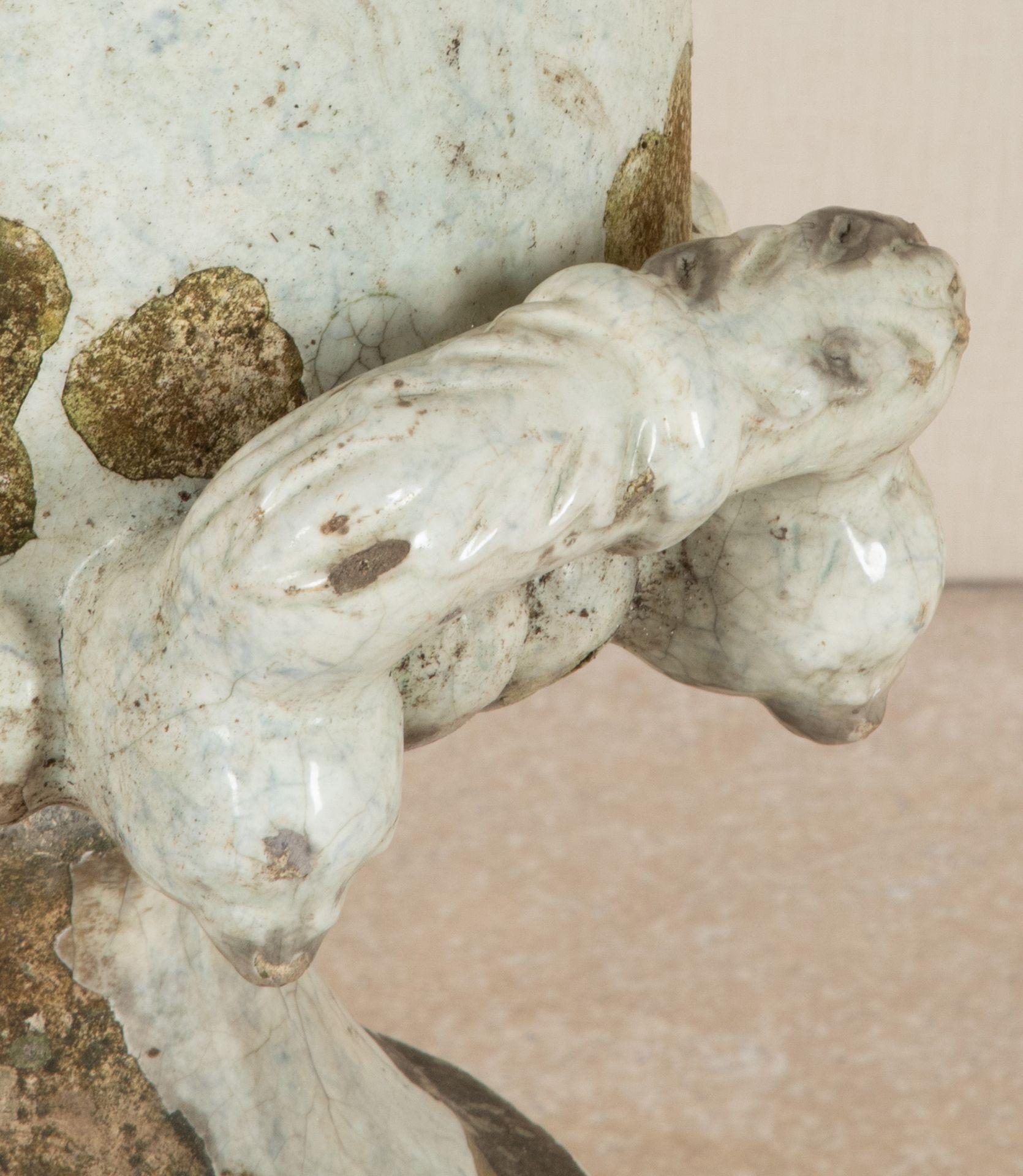 Urna de terracota inglesa del siglo XIX sobre pedestal Terracota en venta
