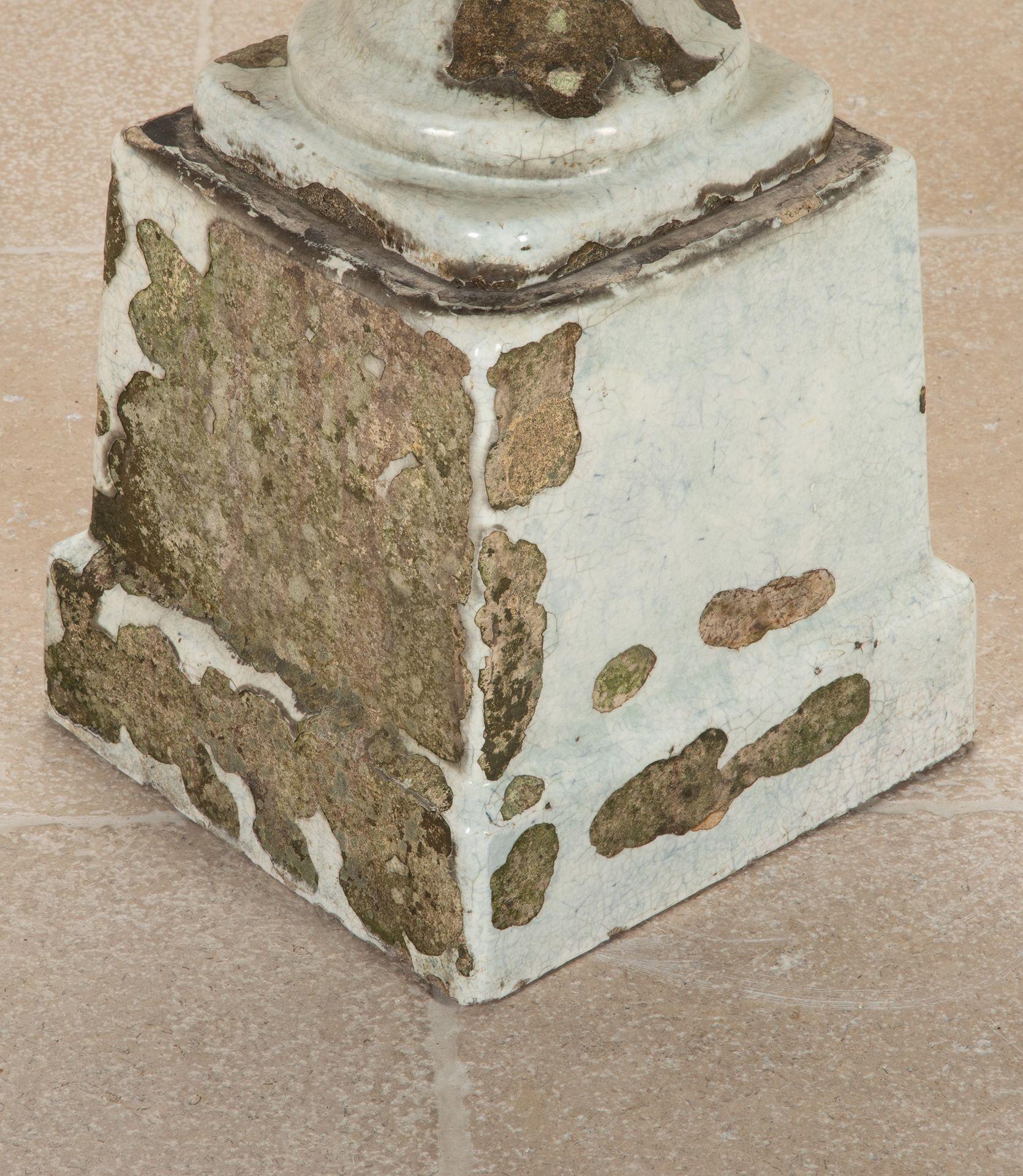 Urna de terracota inglesa del siglo XIX sobre pedestal en venta 2