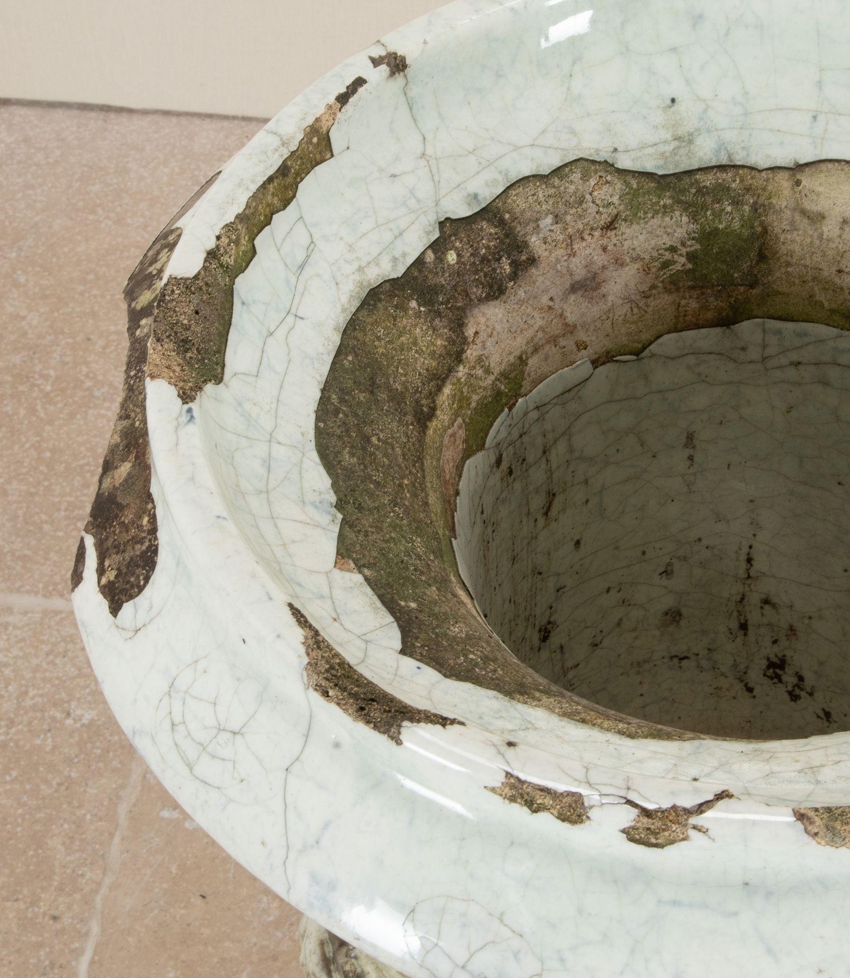 Urna de terracota inglesa del siglo XIX sobre pedestal en venta 3