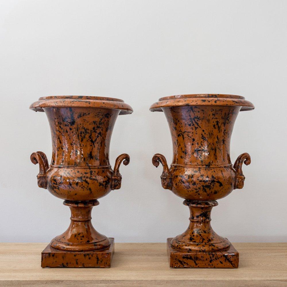Grande coppia di urne in terracotta inglese del XIX secolo. Le urne poggiano su una base quadrata e sono caratterizzate da splendidi dettagli di gargoyle in stile Gothic Revival sui manici. Il movimento del Gothic Revival fu popolare in Inghilterra