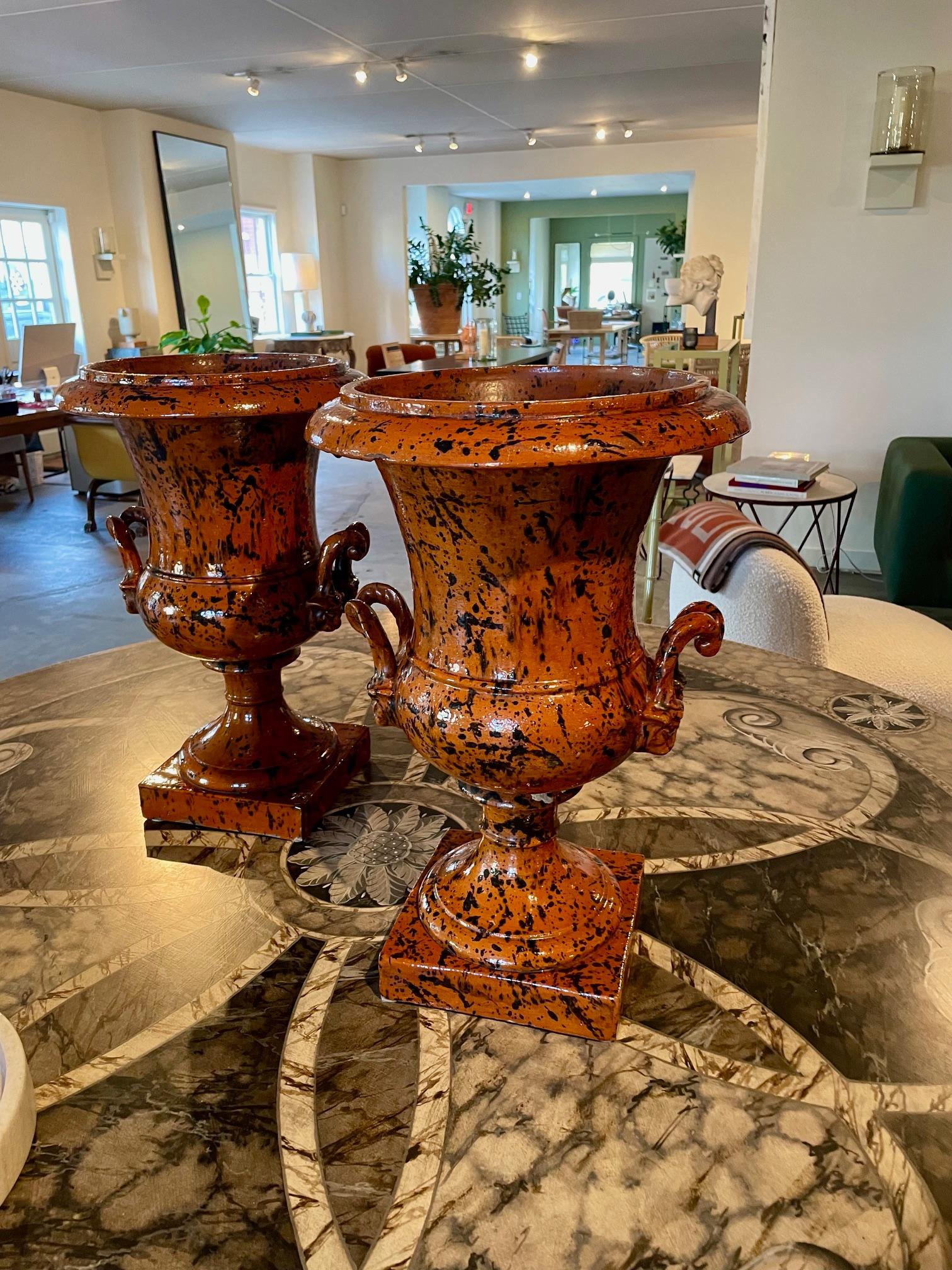 Grande urna in terracotta inglese del XIX secolo In condizioni buone in vendita a Millbrook, NY