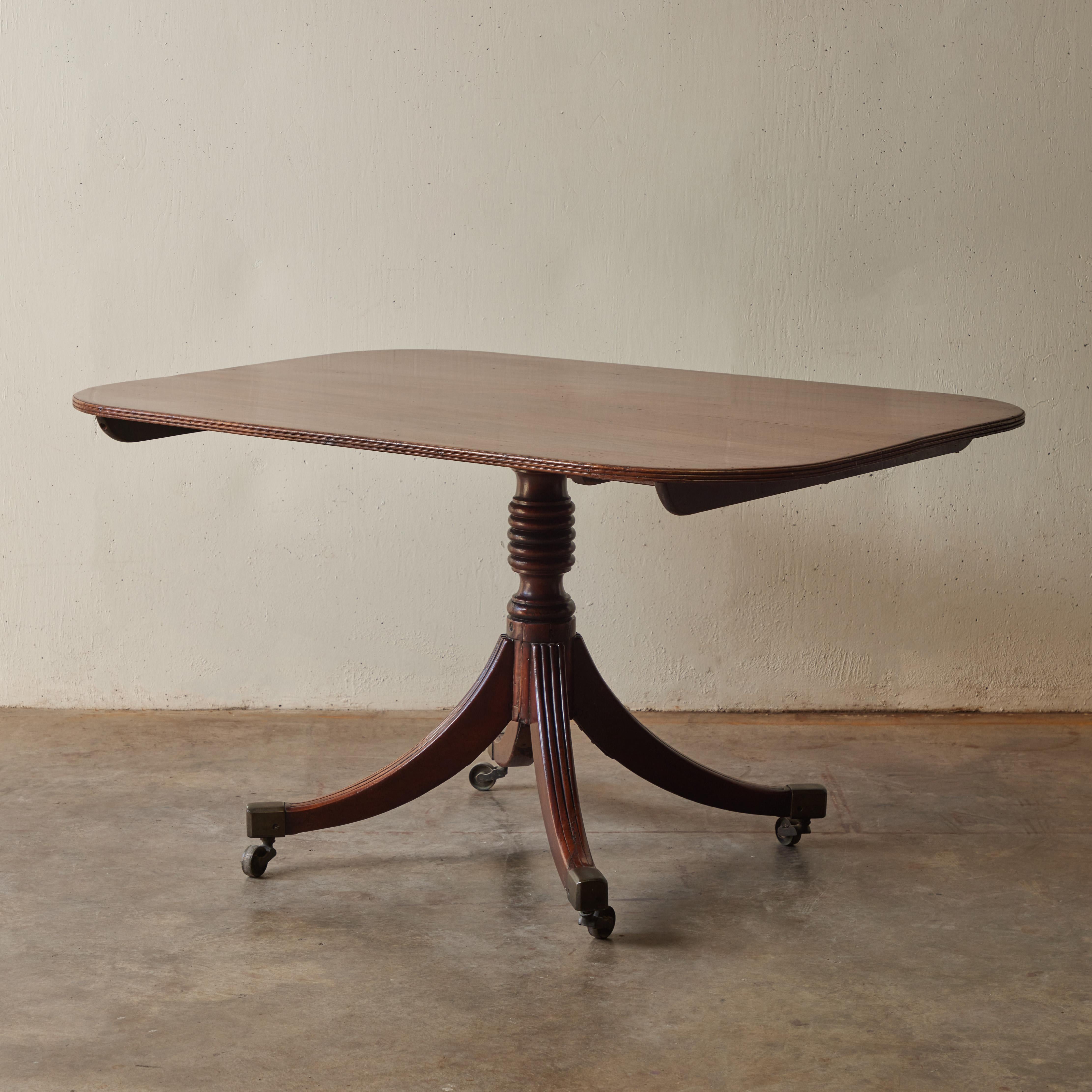 Late Victorian 19th Century English Tilt-Top Breakfast or Side Table in Mahogany