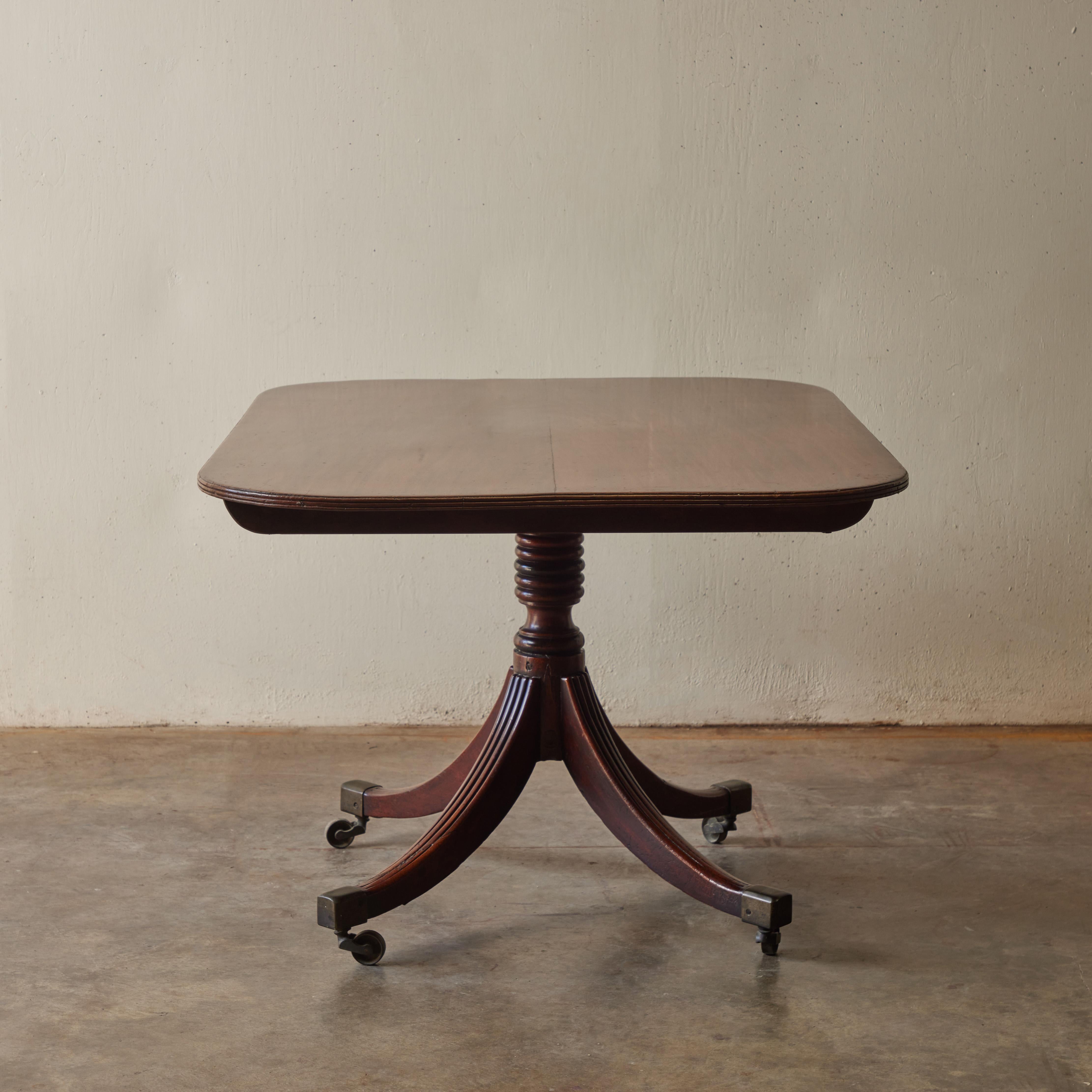 19th Century English Tilt-Top Breakfast or Side Table in Mahogany In Good Condition In Los Angeles, CA