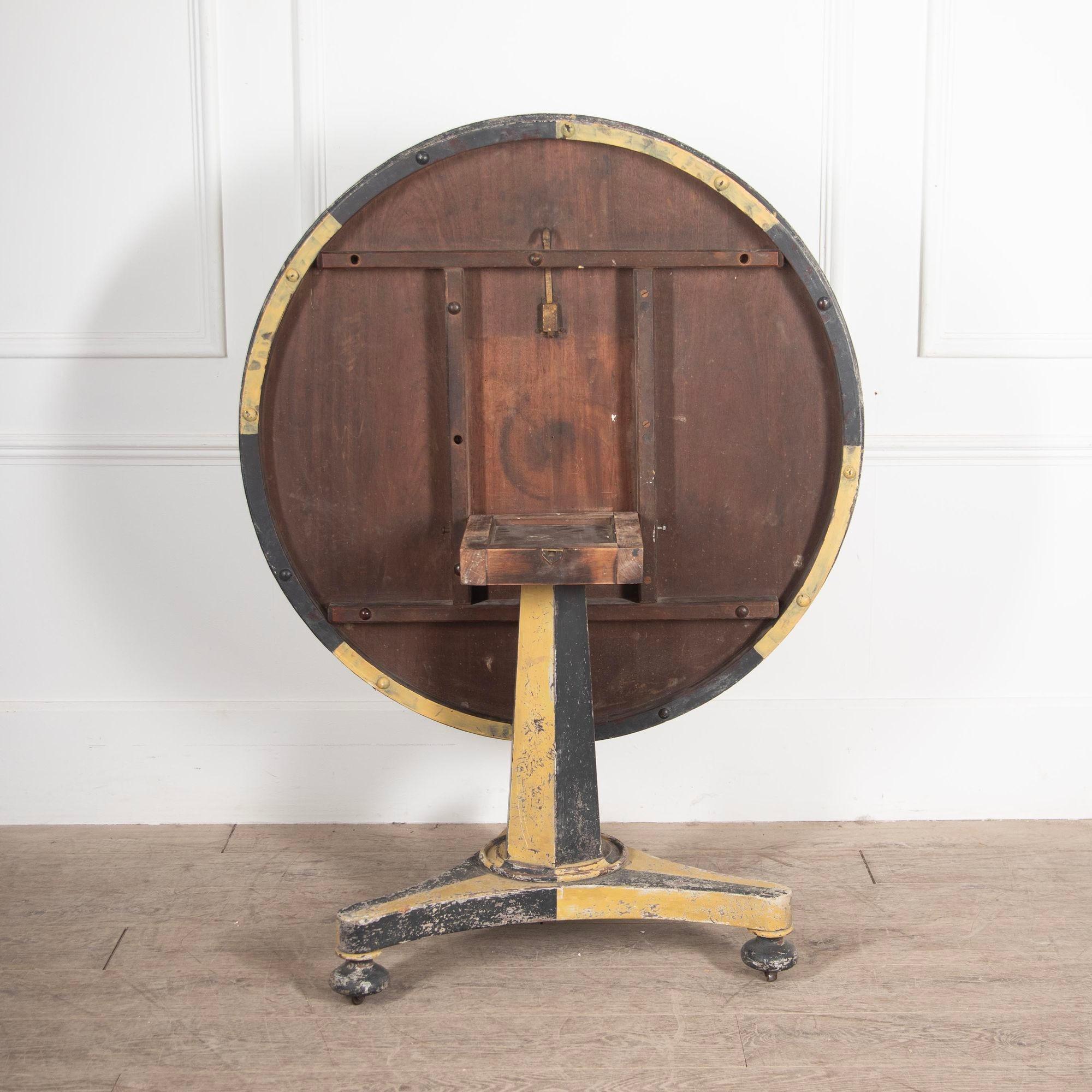 Anglais Table à plateau basculant anglaise du 19ème siècle avec finition peinte en vente