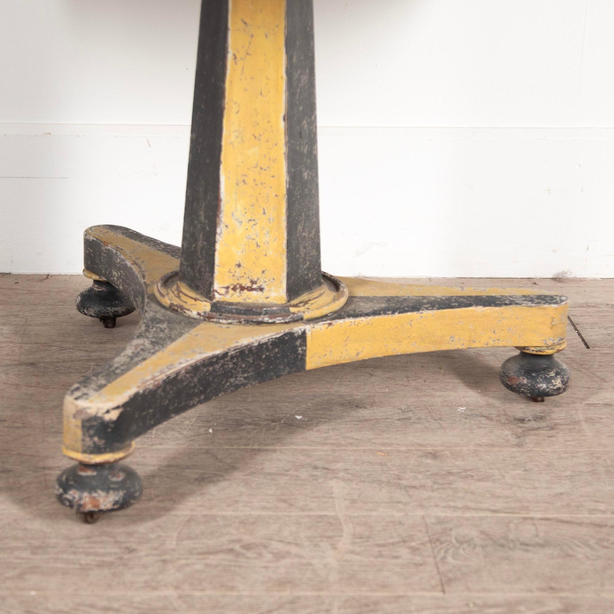 XIXe siècle Table à plateau basculant anglaise du 19ème siècle avec finition peinte en vente