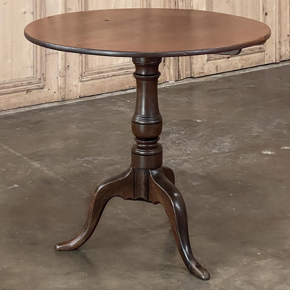 Queen Anne 19th Century English Tilt-Top Walnut End Table For Sale
