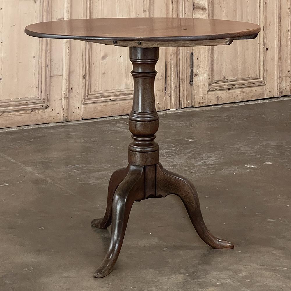 19th Century English Tilt-Top Walnut End Table In Good Condition For Sale In Dallas, TX
