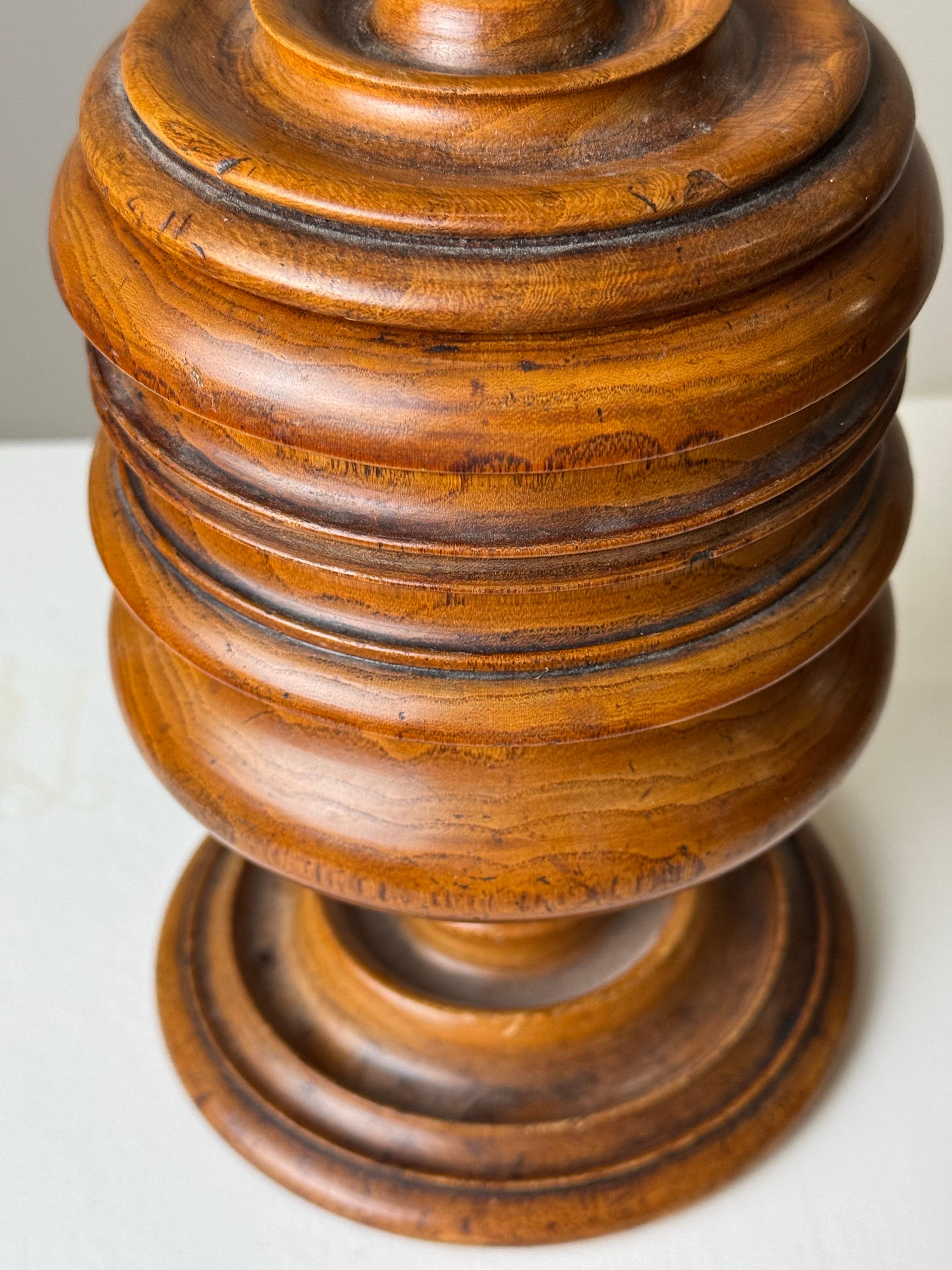 Bellissimo vaso da tabacco del XIX secolo.
In ottime condizioni. Bellissimo il colore.

Dimensioni: 27,5H x 13ø