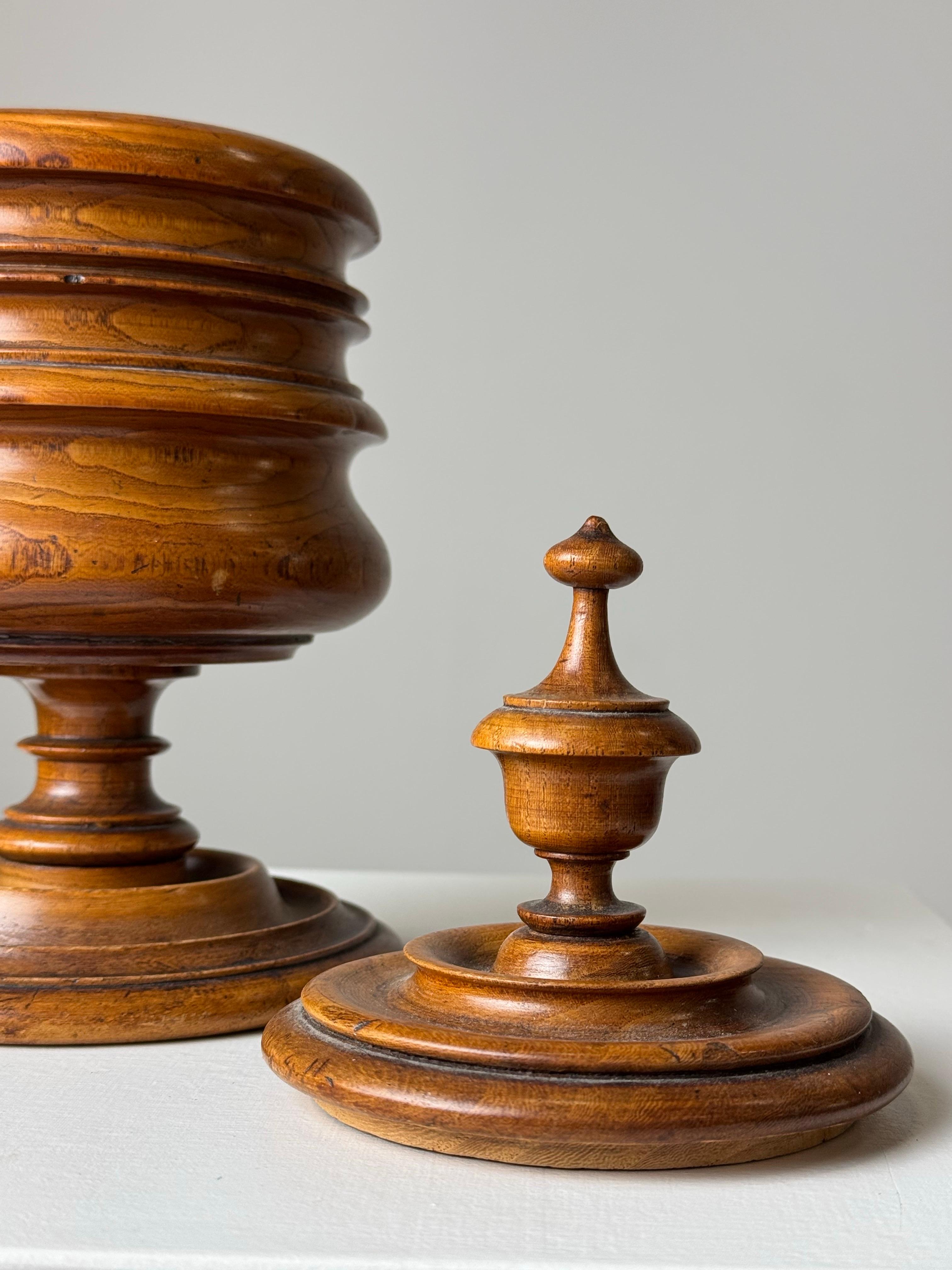 Legno Vaso per tabacco inglese del XIX secolo in vendita