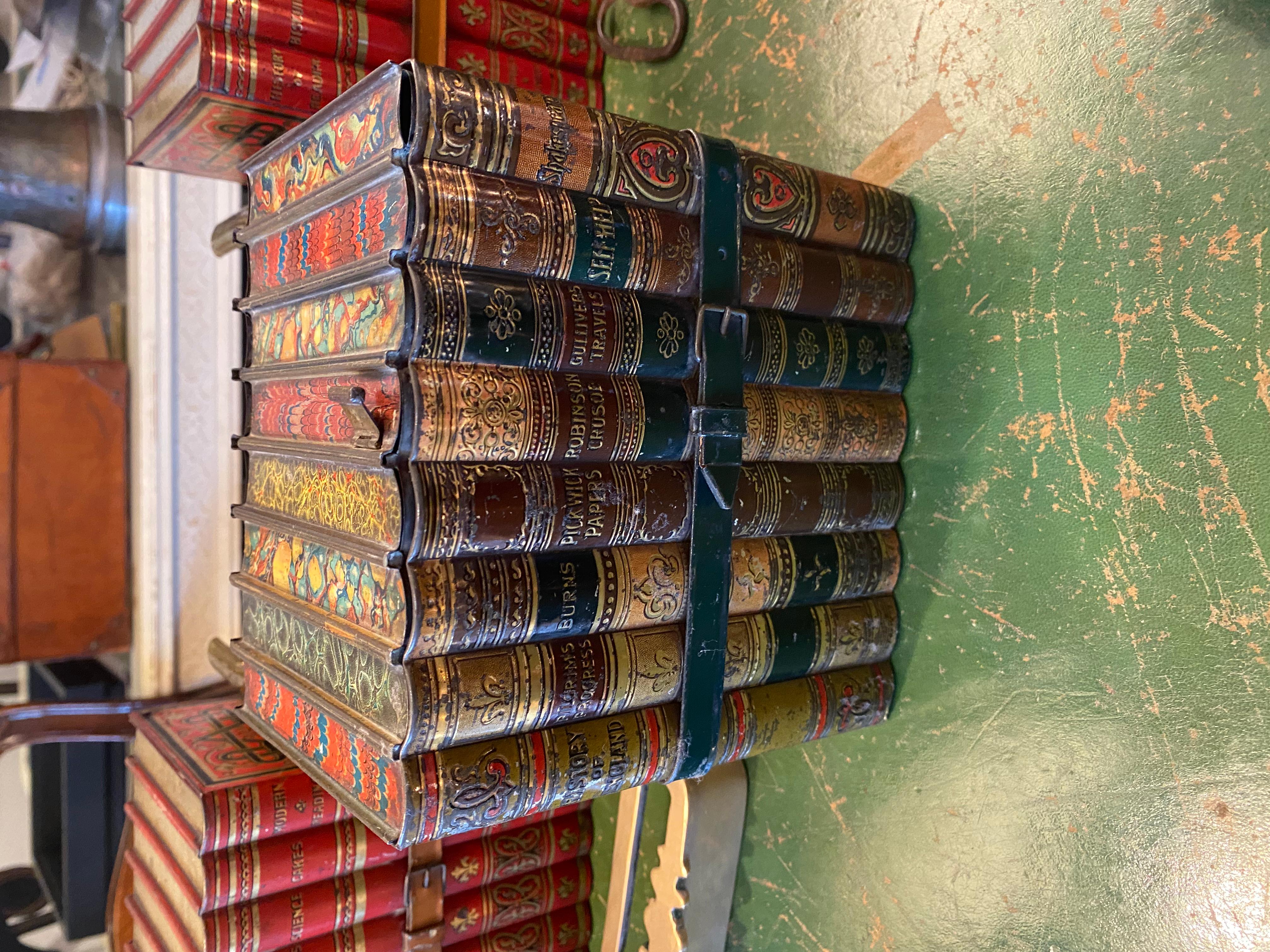 Raro conjunto de cuatro cajas de tole inglés en forma de libros encuadernados en piel.