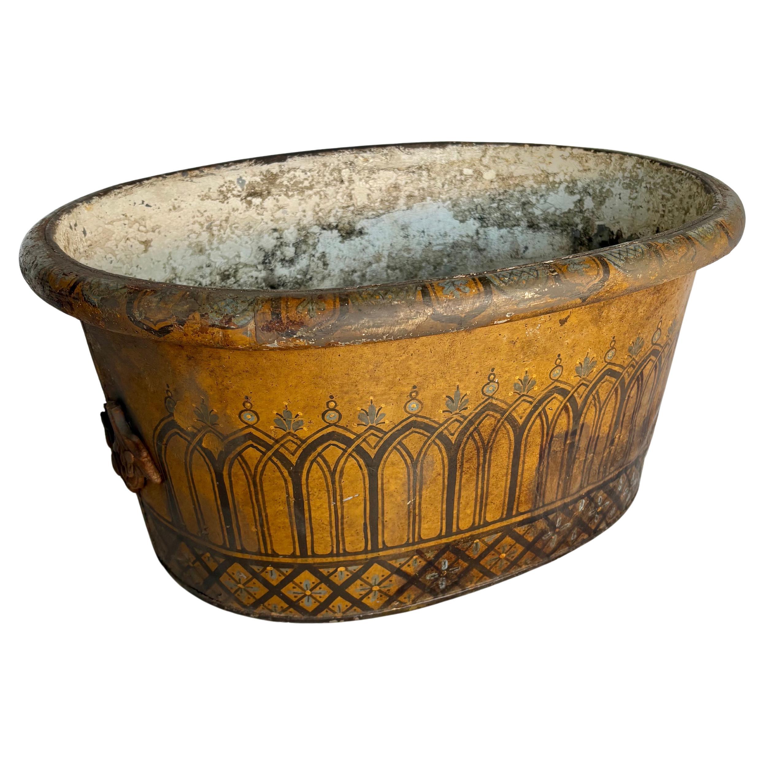 Trouvée en Angleterre, cette grande jardinière anglaise du 19e siècle a été fabriquée à la fin des années 1800. La pièce présente un motif extérieur peint avec des décorations en feuilles sur chaque côté. L'intérieur de la jardinière porte le