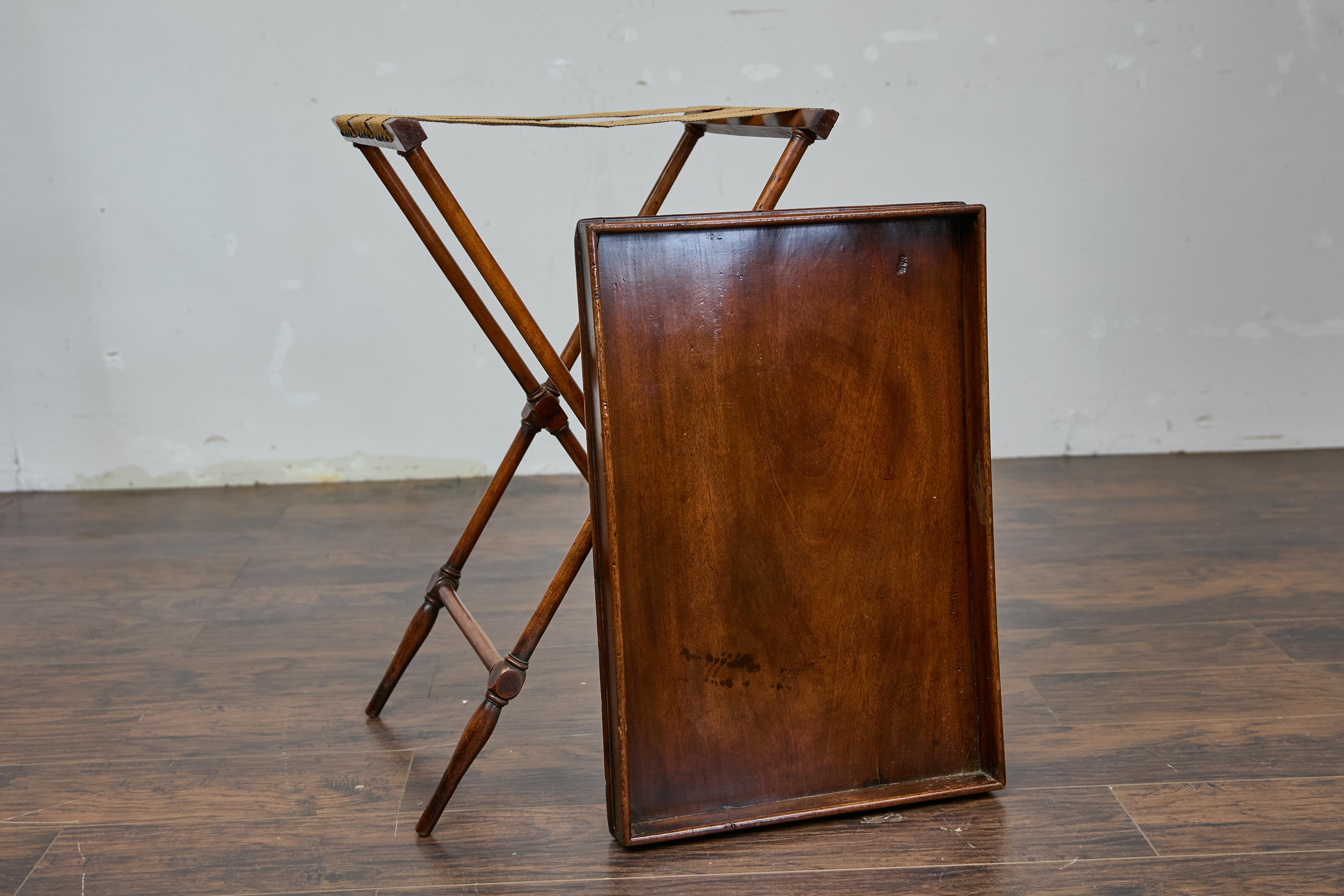 Table d'appoint en acajou du 19e siècle avec plateau sur Stand et base en forme de X en vente 4