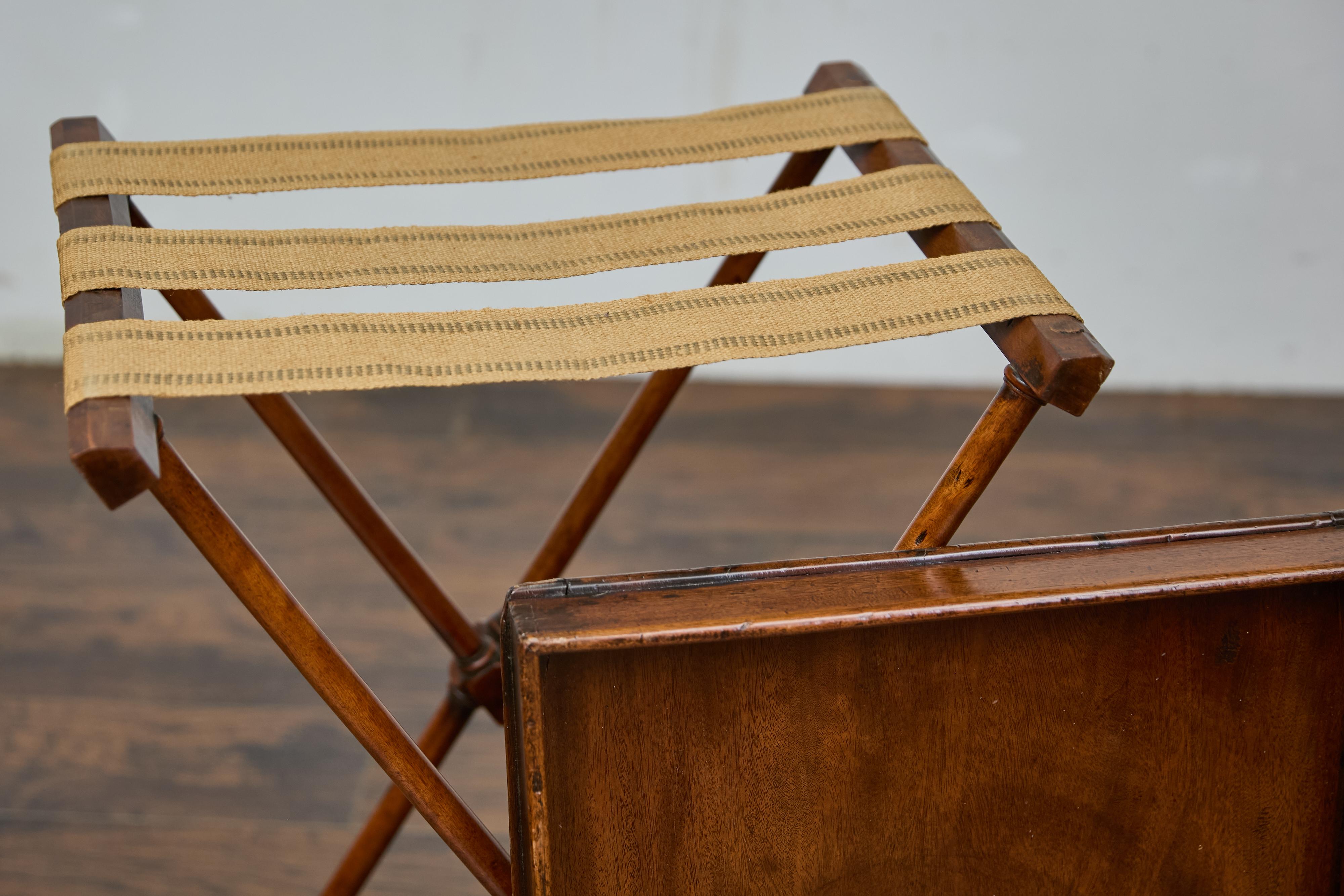 Table d'appoint en acajou du 19e siècle avec plateau sur Stand et base en forme de X en vente 6