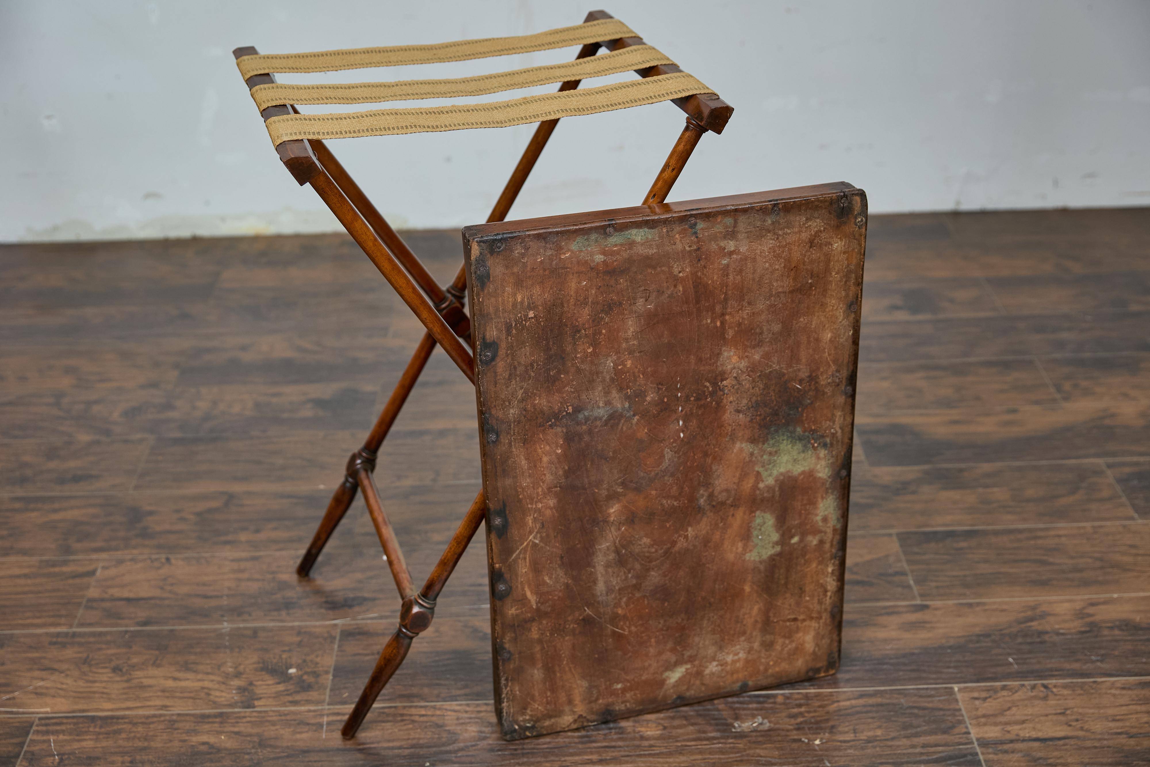 Table d'appoint en acajou du 19e siècle avec plateau sur Stand et base en forme de X en vente 7