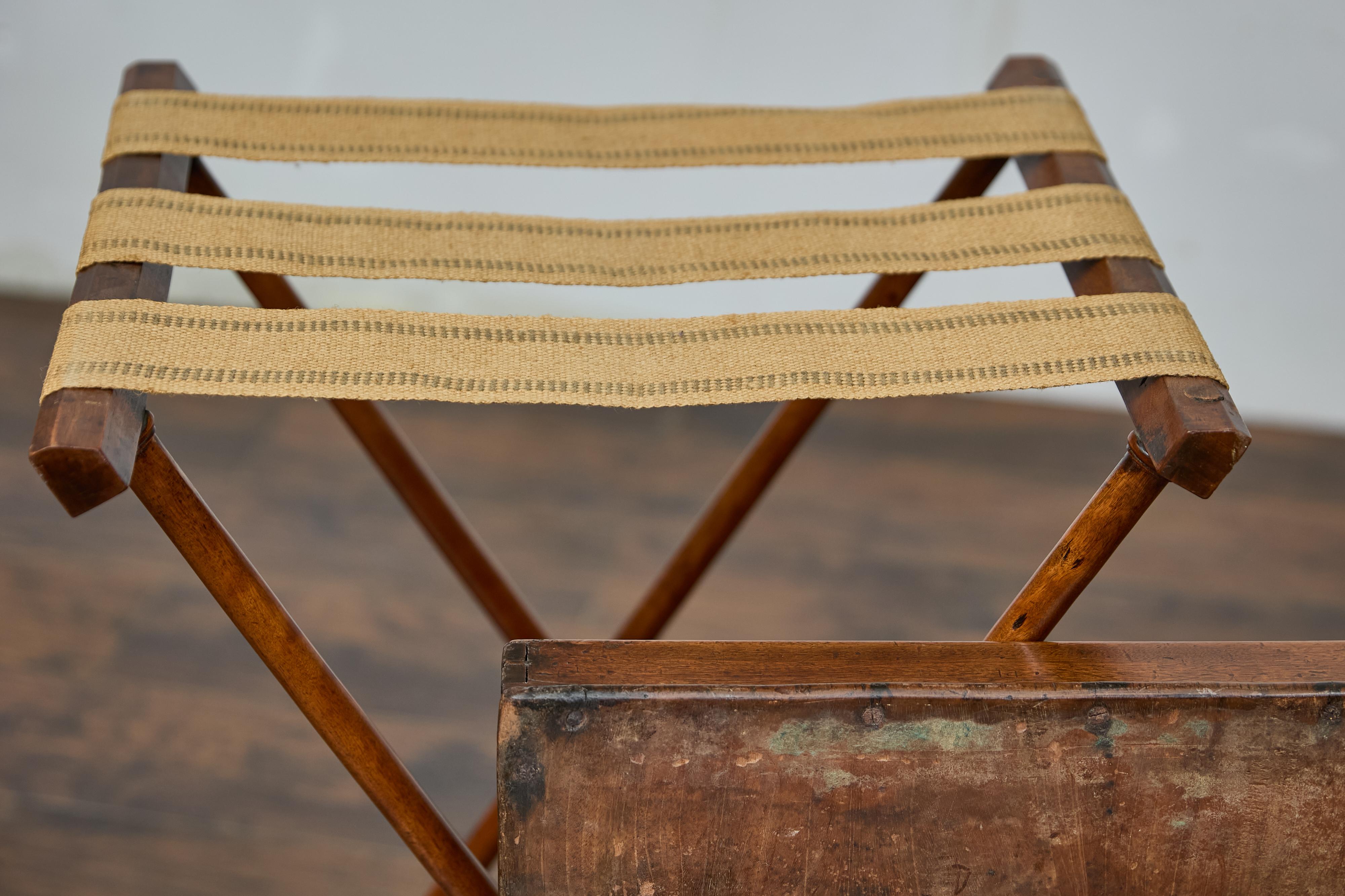Table d'appoint en acajou du 19e siècle avec plateau sur Stand et base en forme de X en vente 8