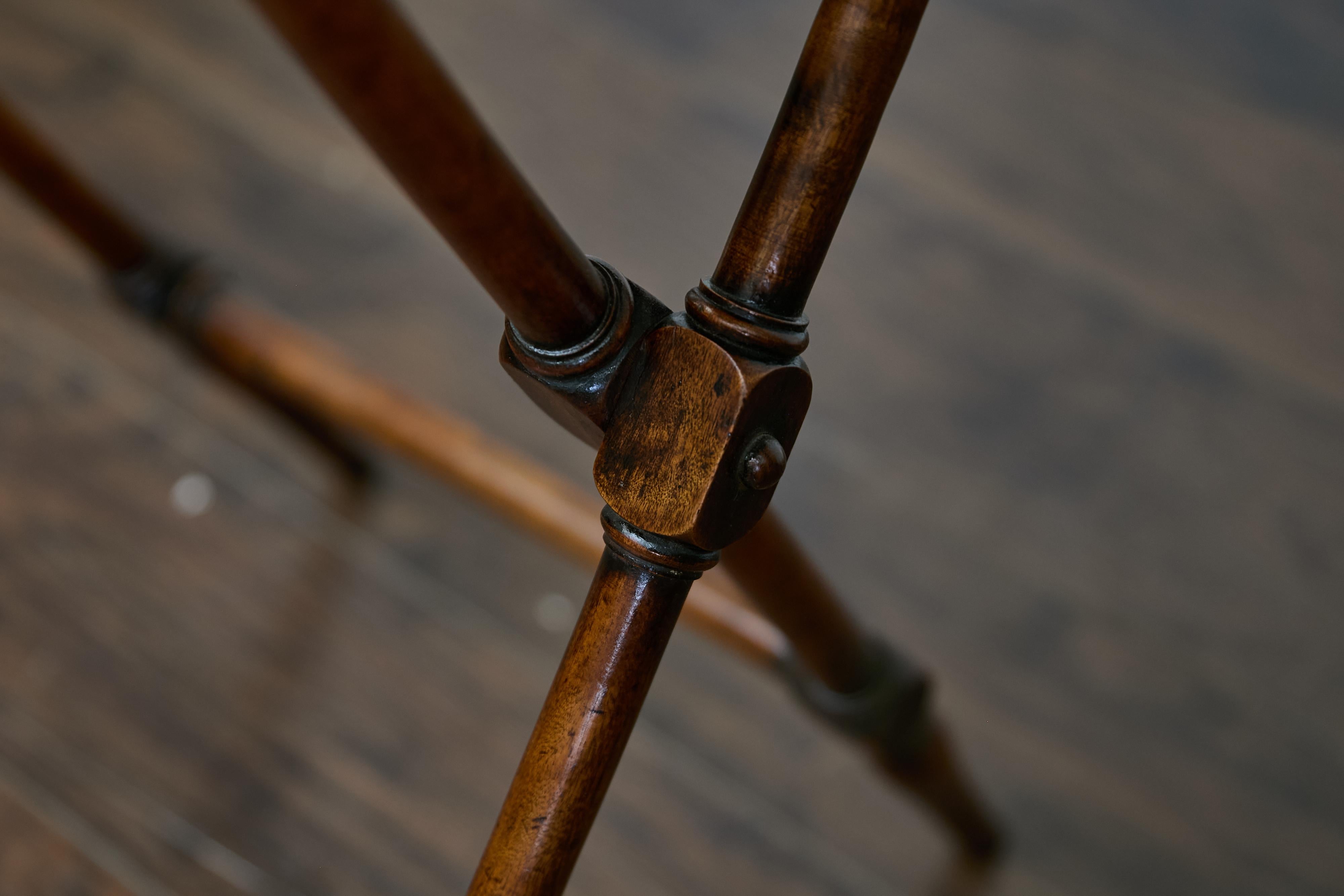 Table d'appoint en acajou du 19e siècle avec plateau sur Stand et base en forme de X en vente 12