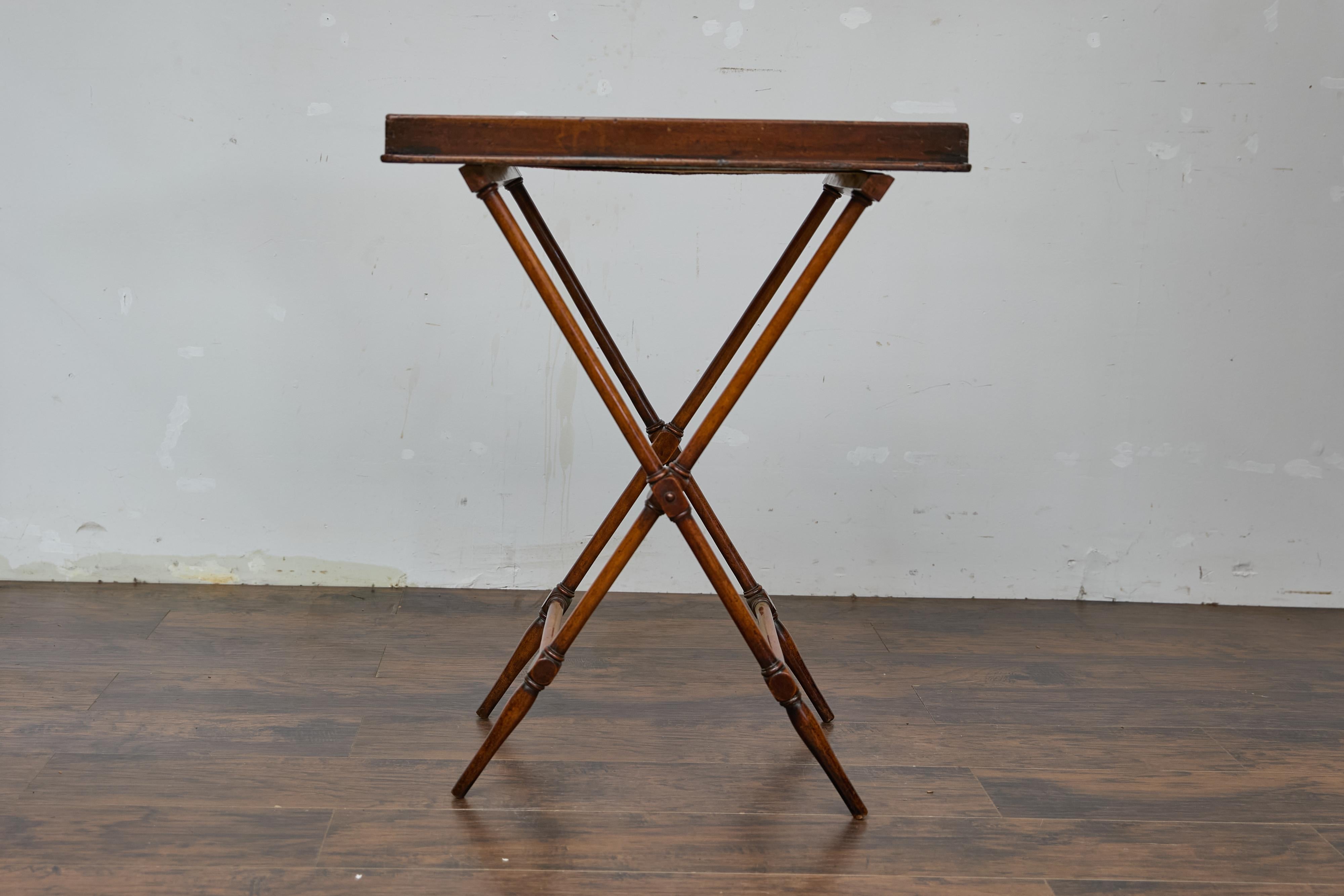 Table d'appoint anglaise en acajou à plateau sur pied du 19e siècle. Cette élégante table d'appoint en acajou anglais du XIXe siècle est dotée d'un plateau amovible polyvalent, alliant fonctionnalité et style intemporel. Fabriquée en acajou, la