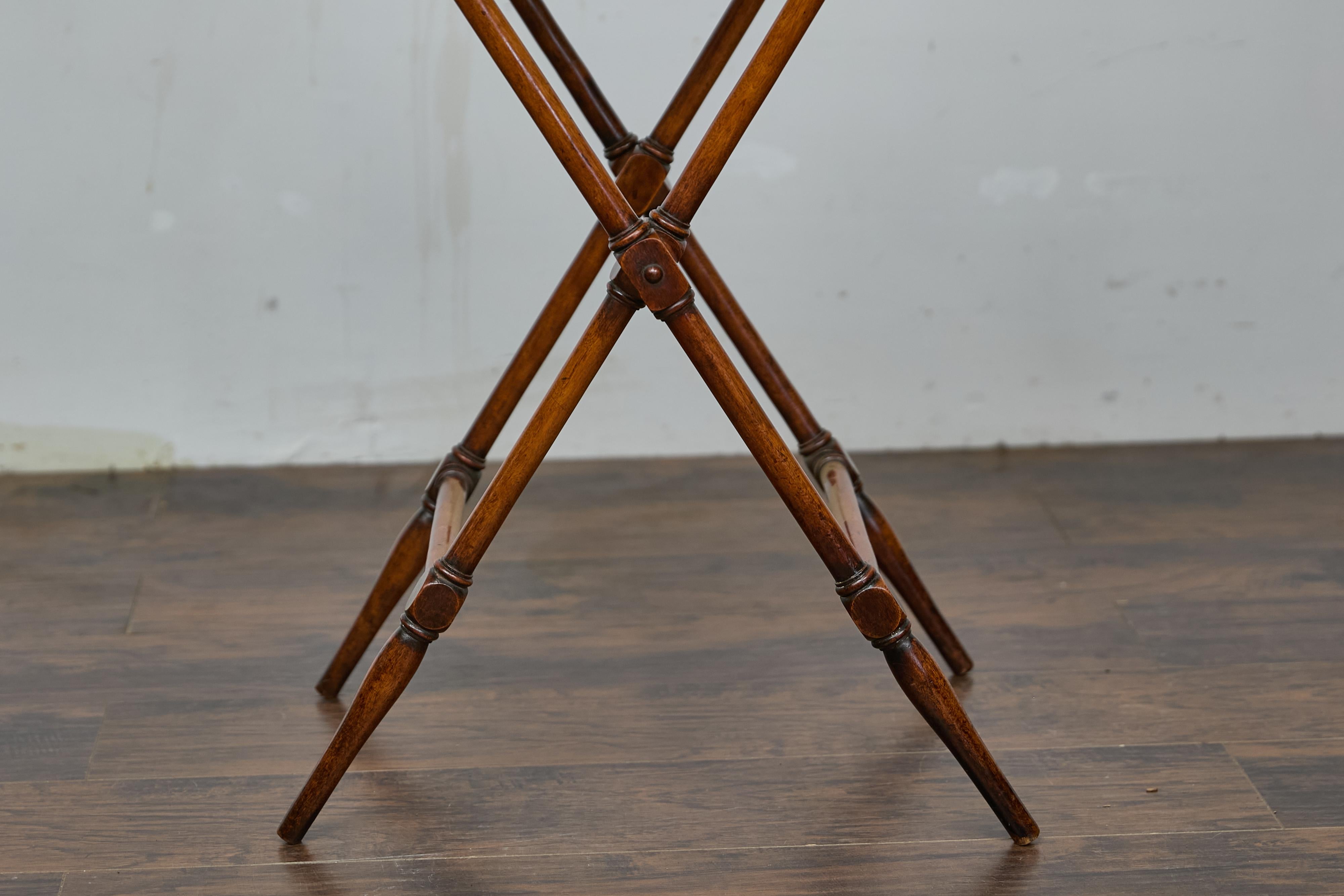 Anglais Table d'appoint en acajou du 19e siècle avec plateau sur Stand et base en forme de X en vente