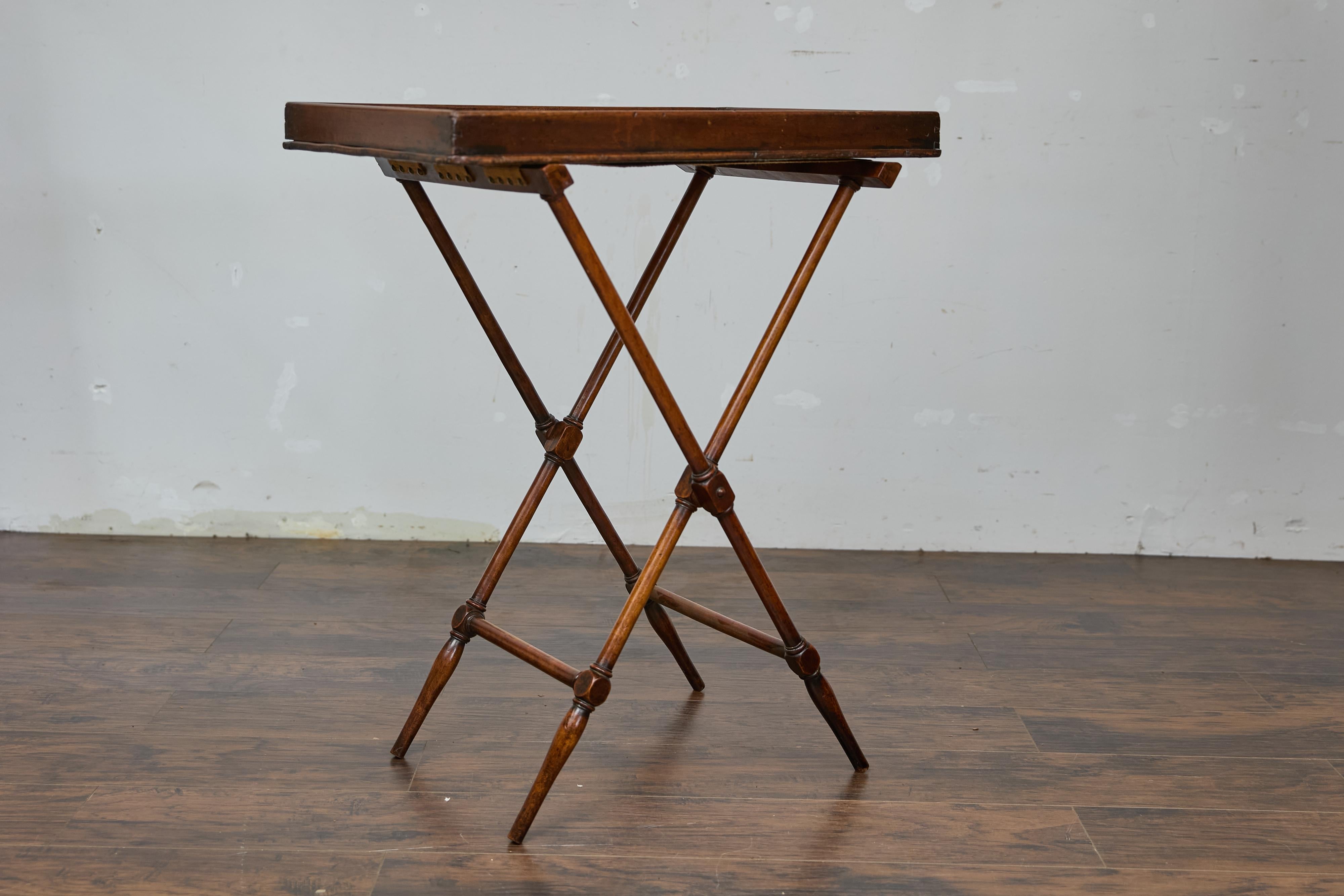 XIXe siècle Table d'appoint en acajou du 19e siècle avec plateau sur Stand et base en forme de X en vente