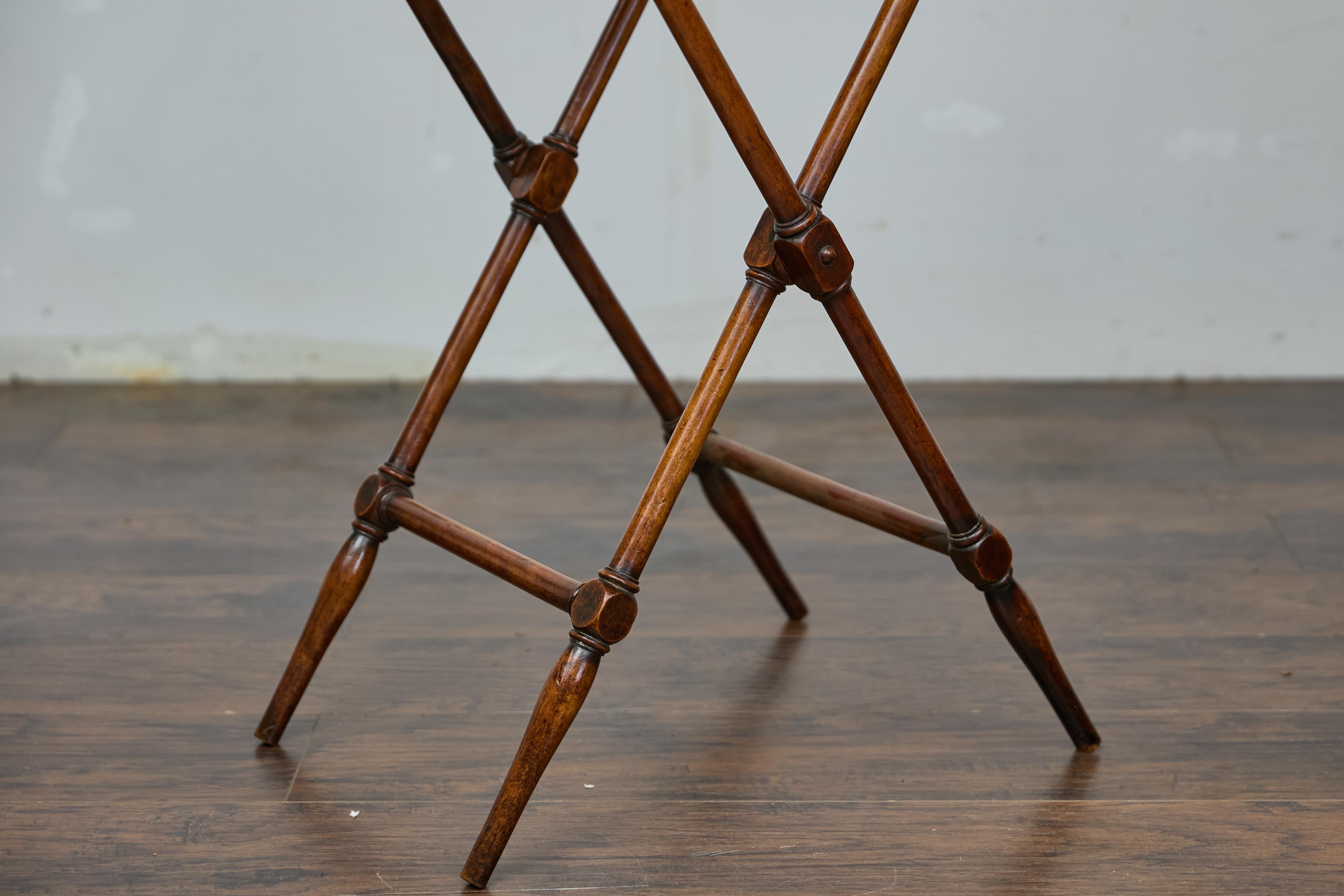 Acajou Table d'appoint en acajou du 19e siècle avec plateau sur Stand et base en forme de X en vente