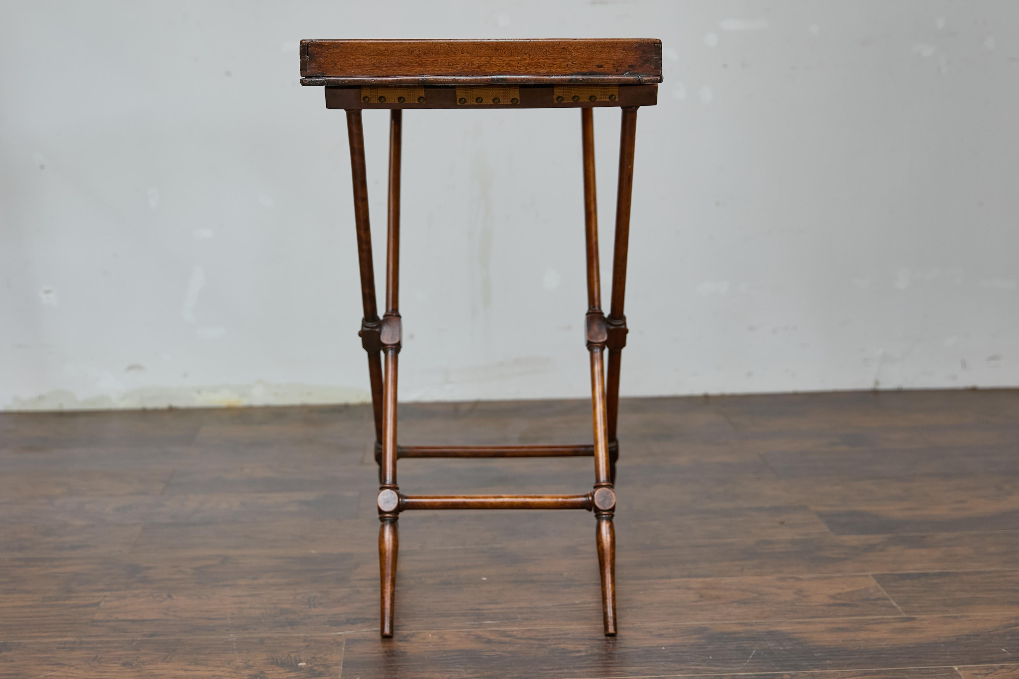 Table d'appoint en acajou du 19e siècle avec plateau sur Stand et base en forme de X en vente 1