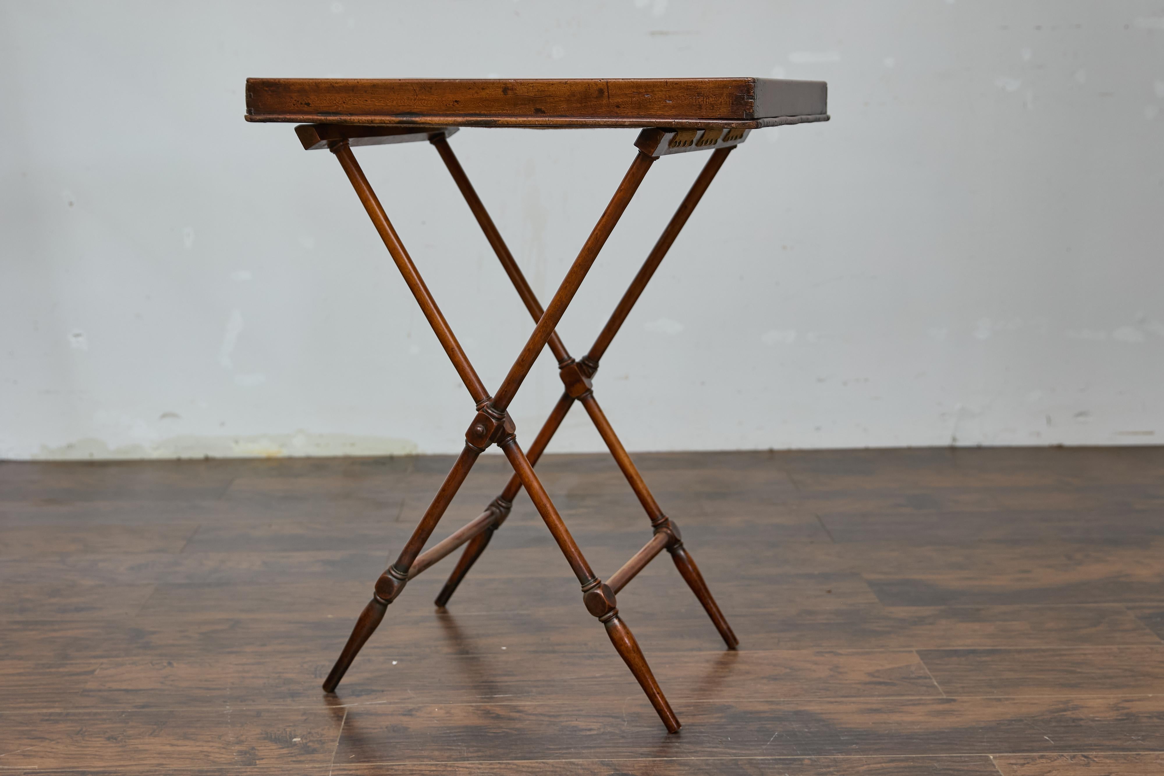 Table d'appoint en acajou du 19e siècle avec plateau sur Stand et base en forme de X en vente 2