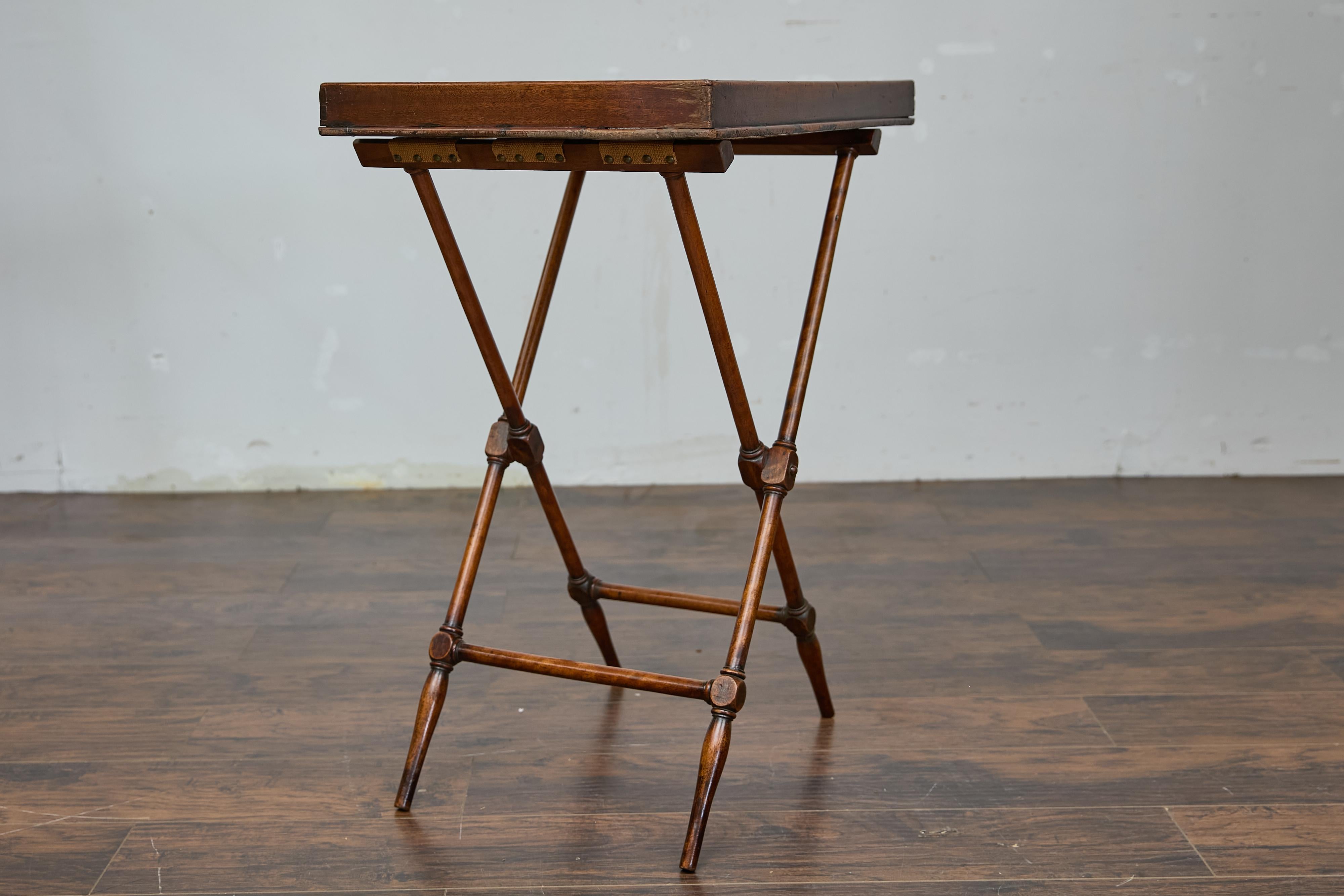 Table d'appoint en acajou du 19e siècle avec plateau sur Stand et base en forme de X en vente 3