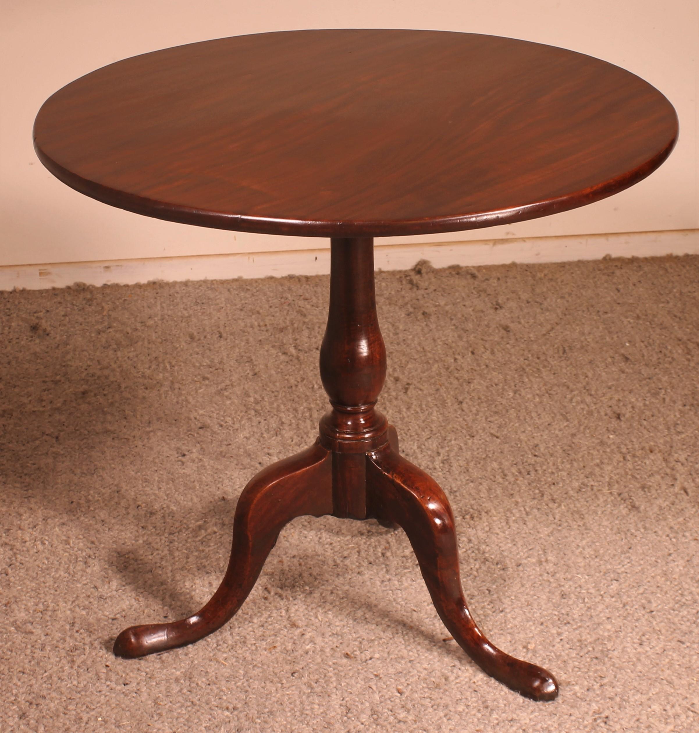 Elegant English pedestal table/ tripod table from the19th century in solid mahogany.
Beautiful one-piece table top in solid mahogany with a diameter of 78cm
Tripod base with a very beautiful turning
Very beautiful patina and in superb condition.