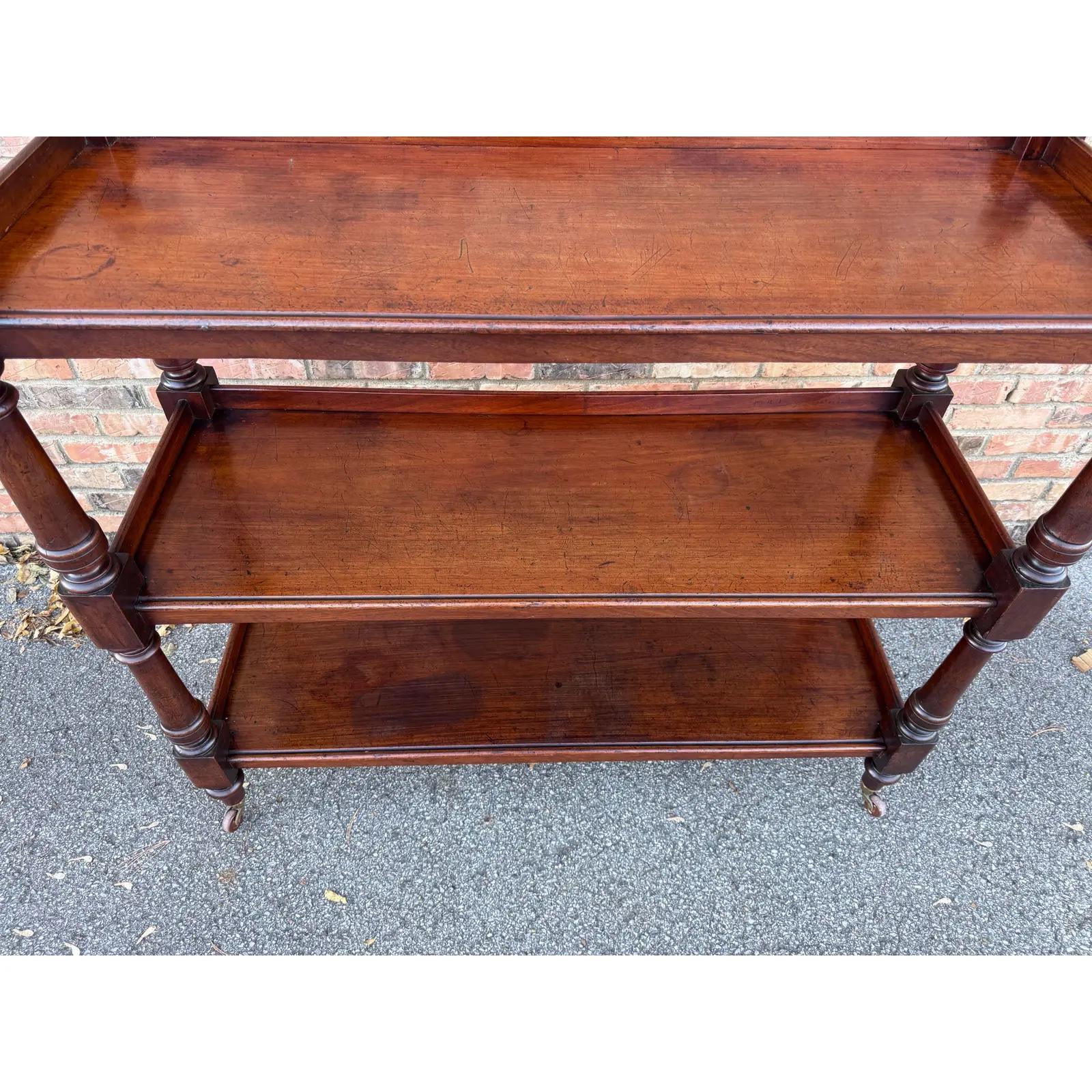 Si tratta di un carrello/server a tre piani tradizionale inglese della metà del XIX secolo, con bellissime gambe tornite e rotelle originali. Il legno è un mogano che mostra un'ottima patina di invecchiamento. Sono multifunzionali e possono essere