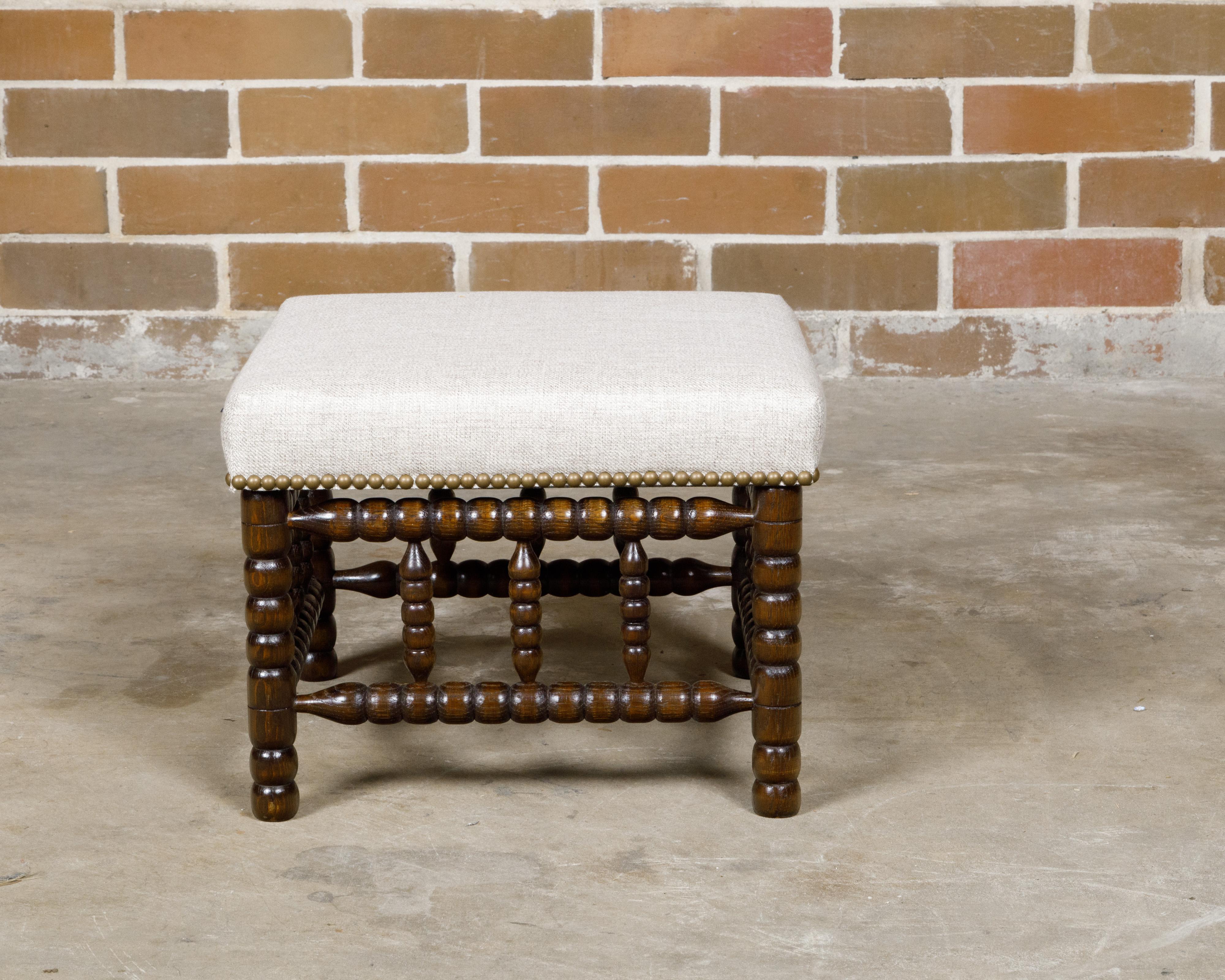 Sgabello inglese del XIX secolo con gambe a spillo tornite e rivestimento in lino in vendita 4