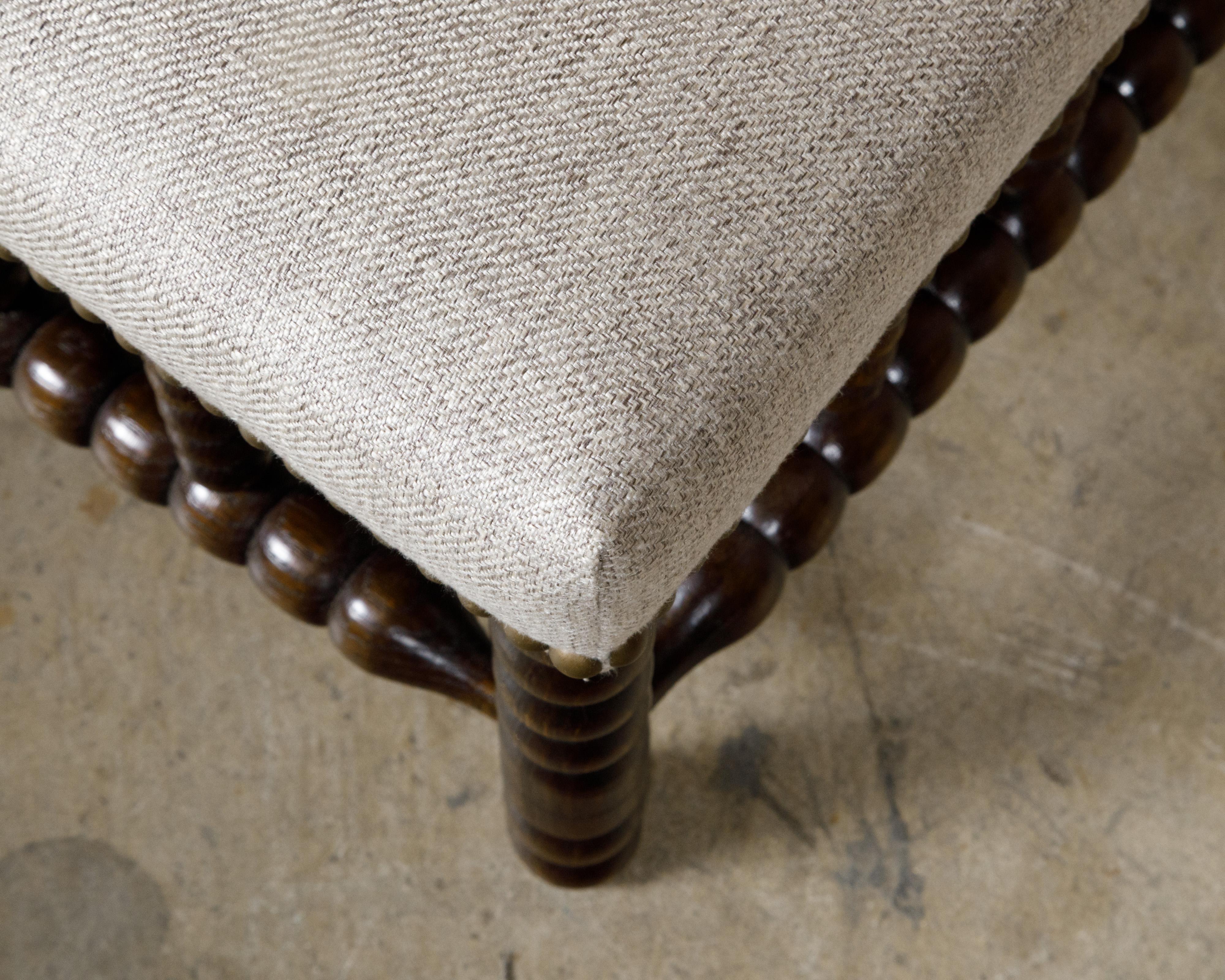 Inglese Sgabello inglese del XIX secolo con gambe a spillo tornite e rivestimento in lino in vendita