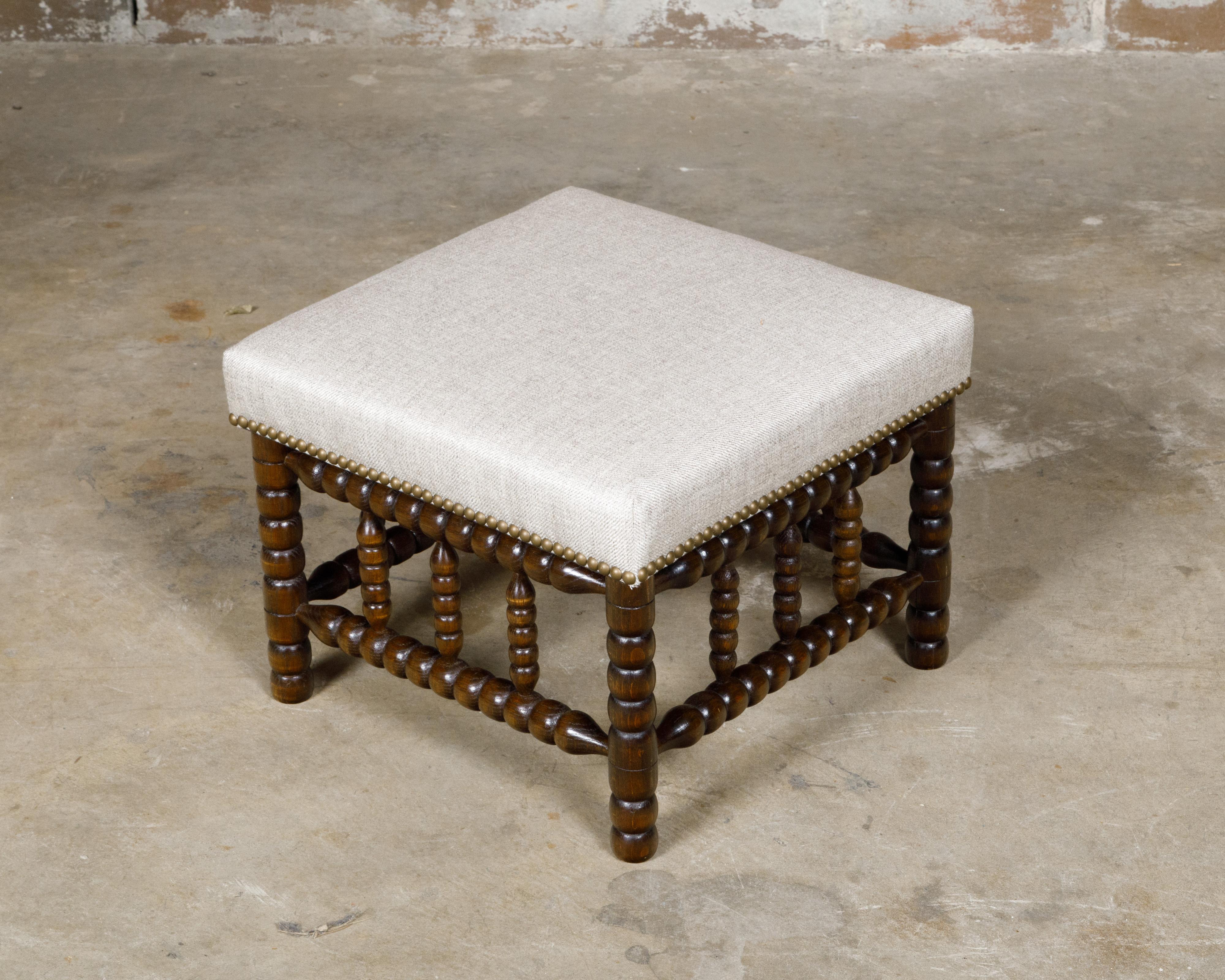 Ottone Sgabello inglese del XIX secolo con gambe a spillo tornite e rivestimento in lino in vendita