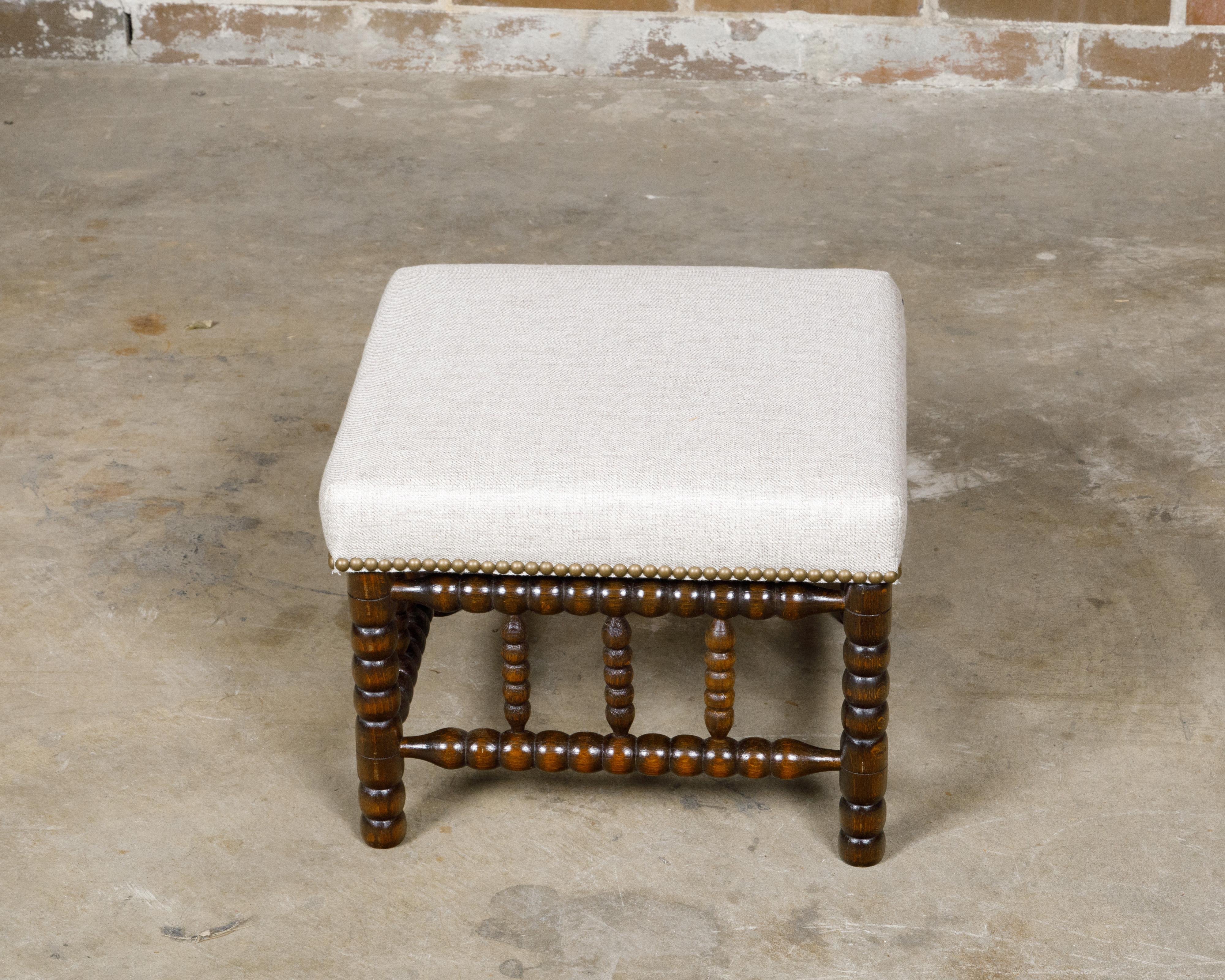 Sgabello inglese del XIX secolo con gambe a spillo tornite e rivestimento in lino in vendita 1