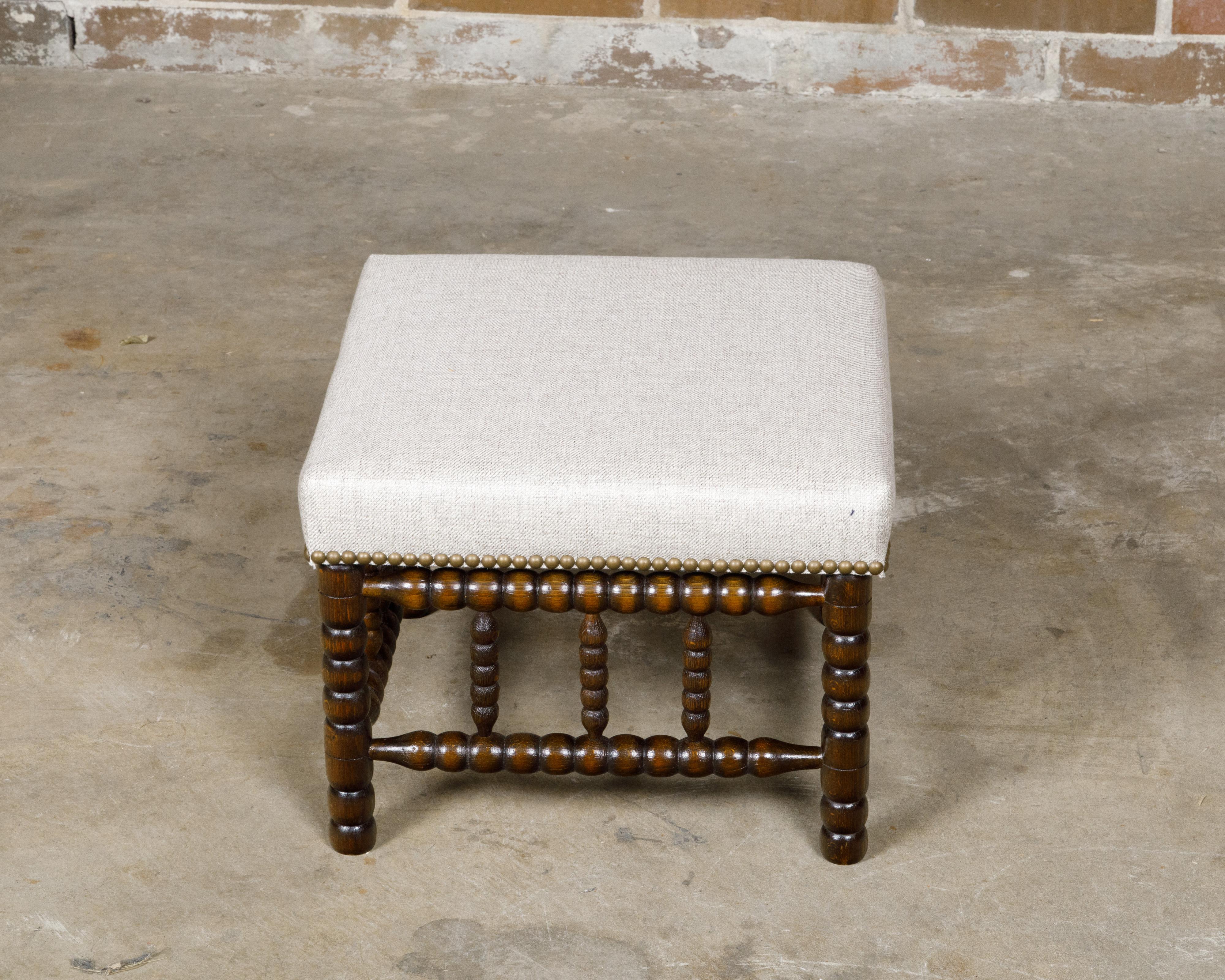 Sgabello inglese del XIX secolo con gambe a spillo tornite e rivestimento in lino in vendita 2