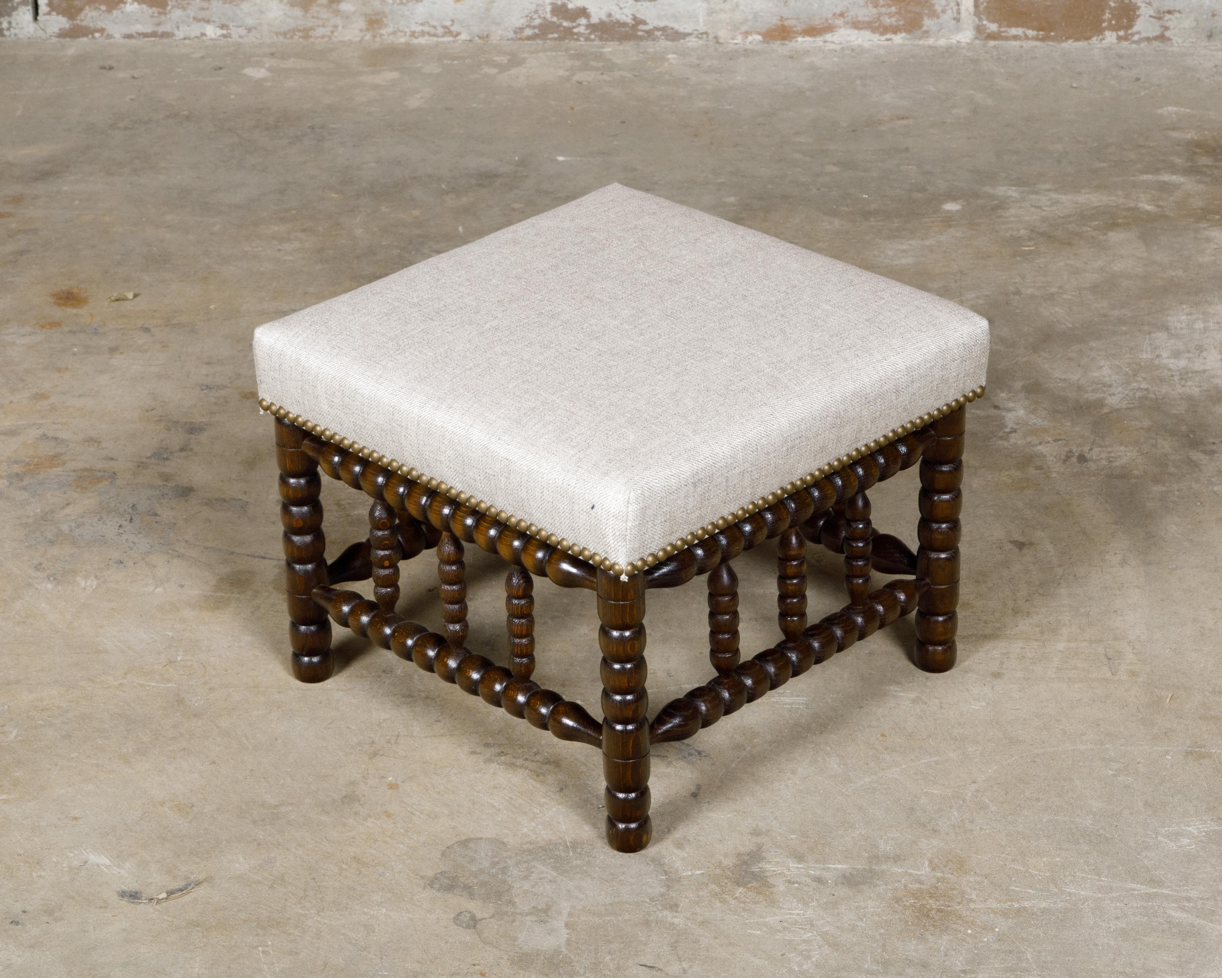 Sgabello inglese del XIX secolo con gambe a spillo tornite e rivestimento in lino in vendita 3