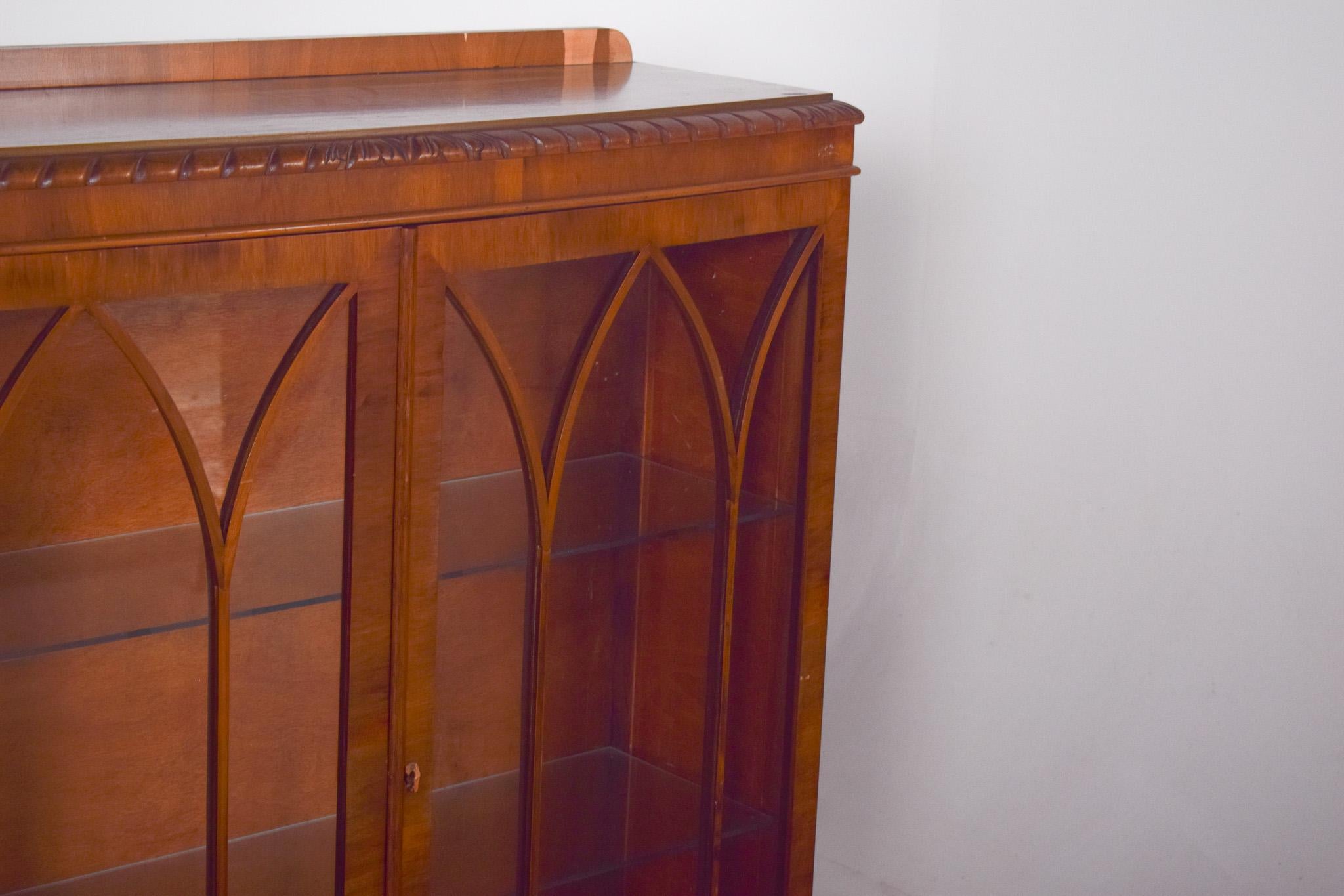 19th Century English Two-Door Display Cabinet in Light Wood For Sale 1