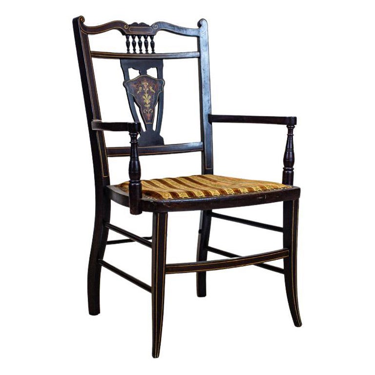 Sillón inglés del siglo XIX tapizado con respaldo decorativo