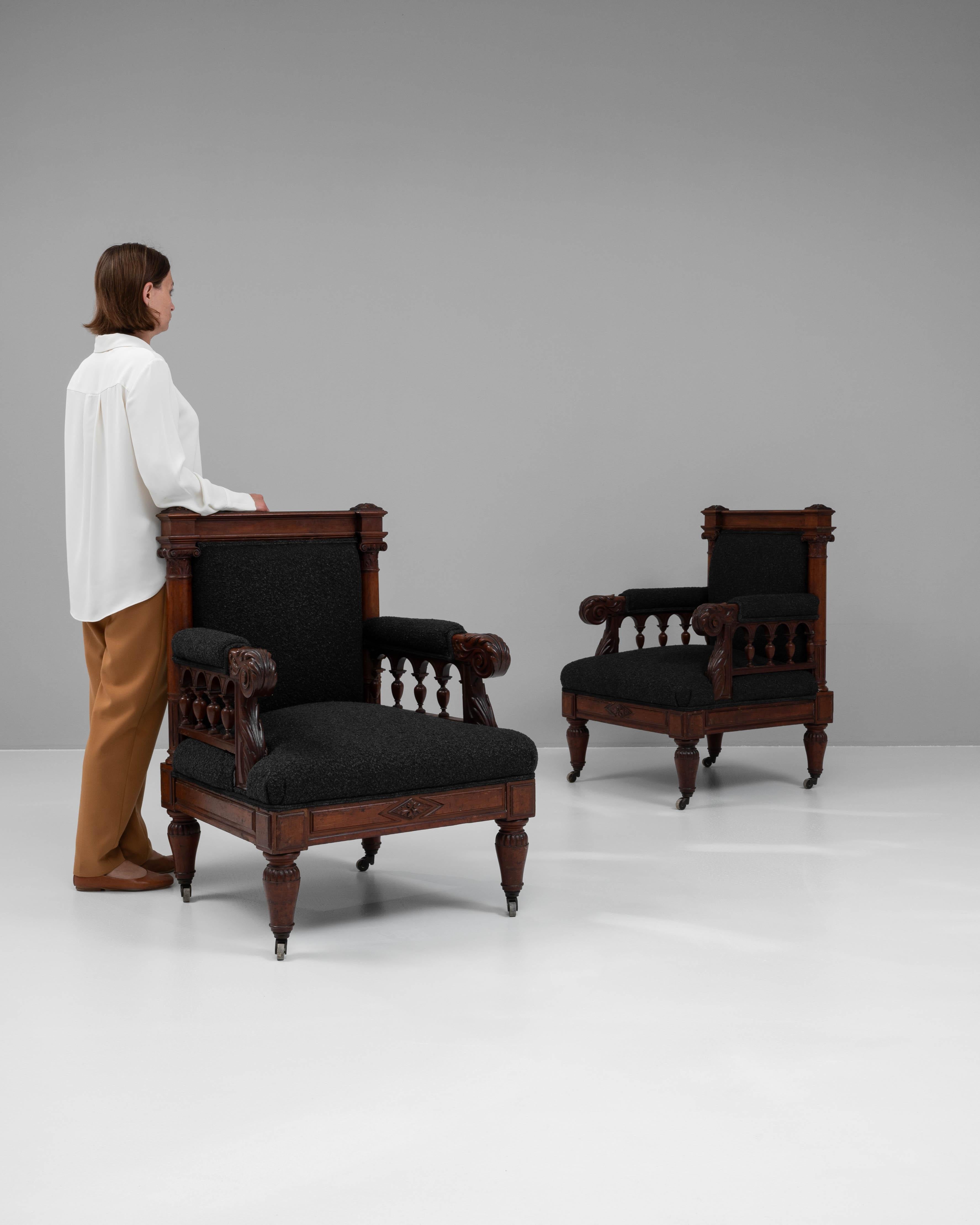 Esta exquisita pareja de sillones ingleses del siglo XIX desprende un distinguido encanto antiguo y una refinada artesanía. Fabricadas en madera de tonos cálidos, las sillas presentan detalles tallados a lo largo de los brazos y los respaldos, que
