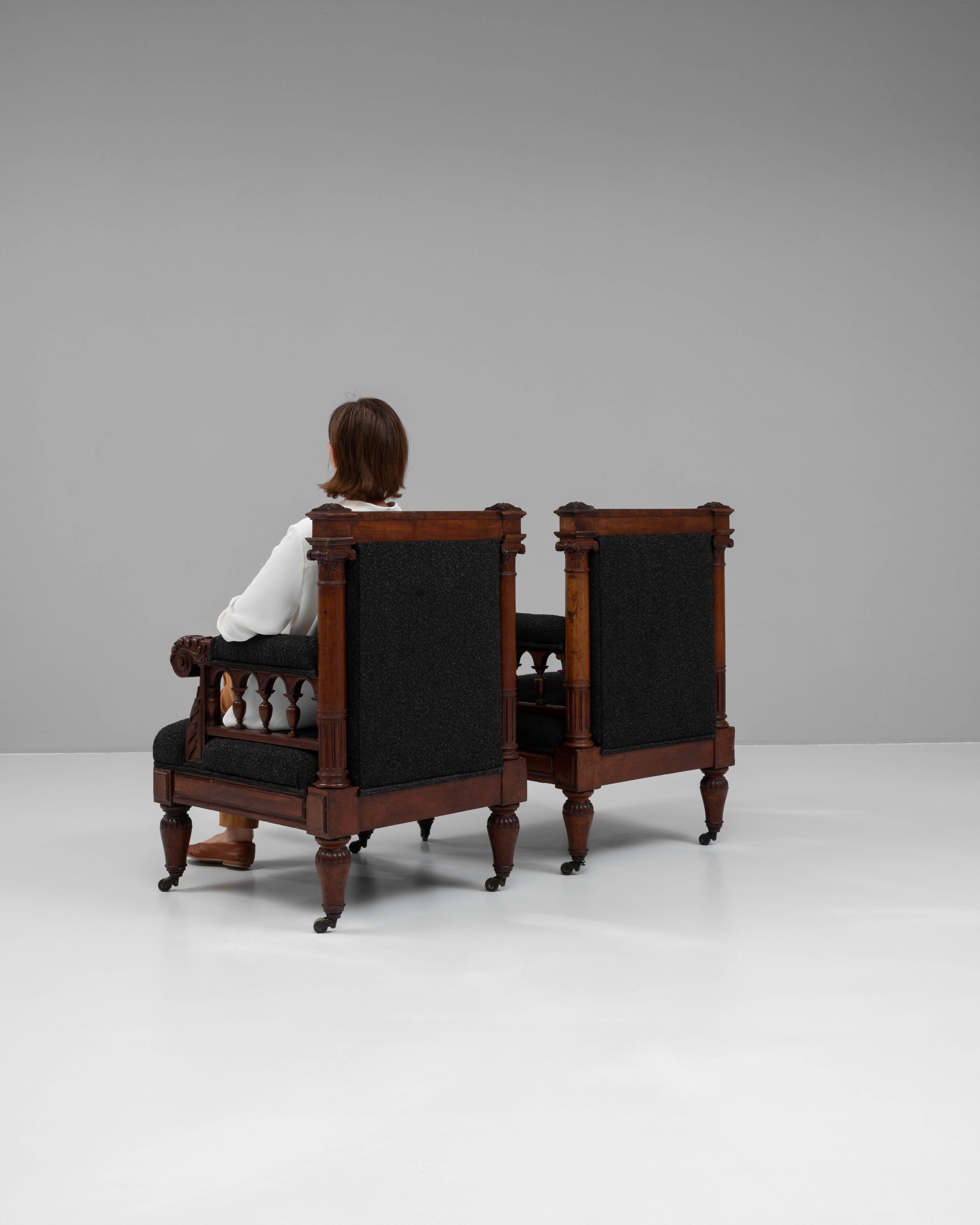 Pareja de sillones tapizados ingleses del siglo XIX en venta 2